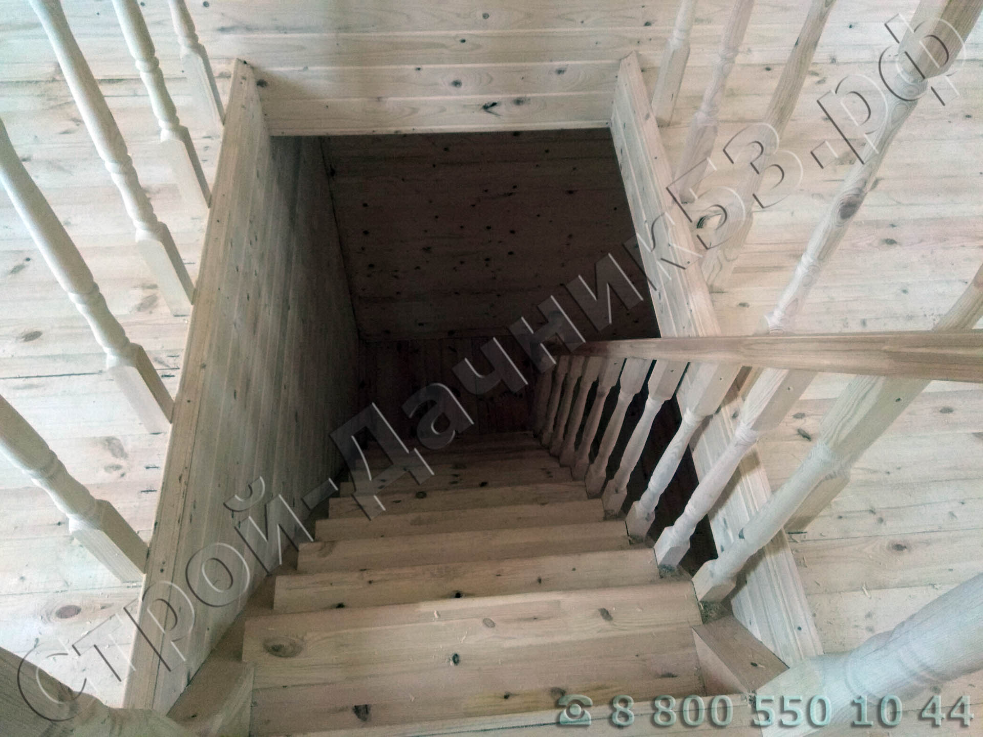 Лестница с площадкой на мансардный этаж