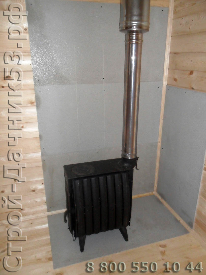 Установленная печь в кухне столовой