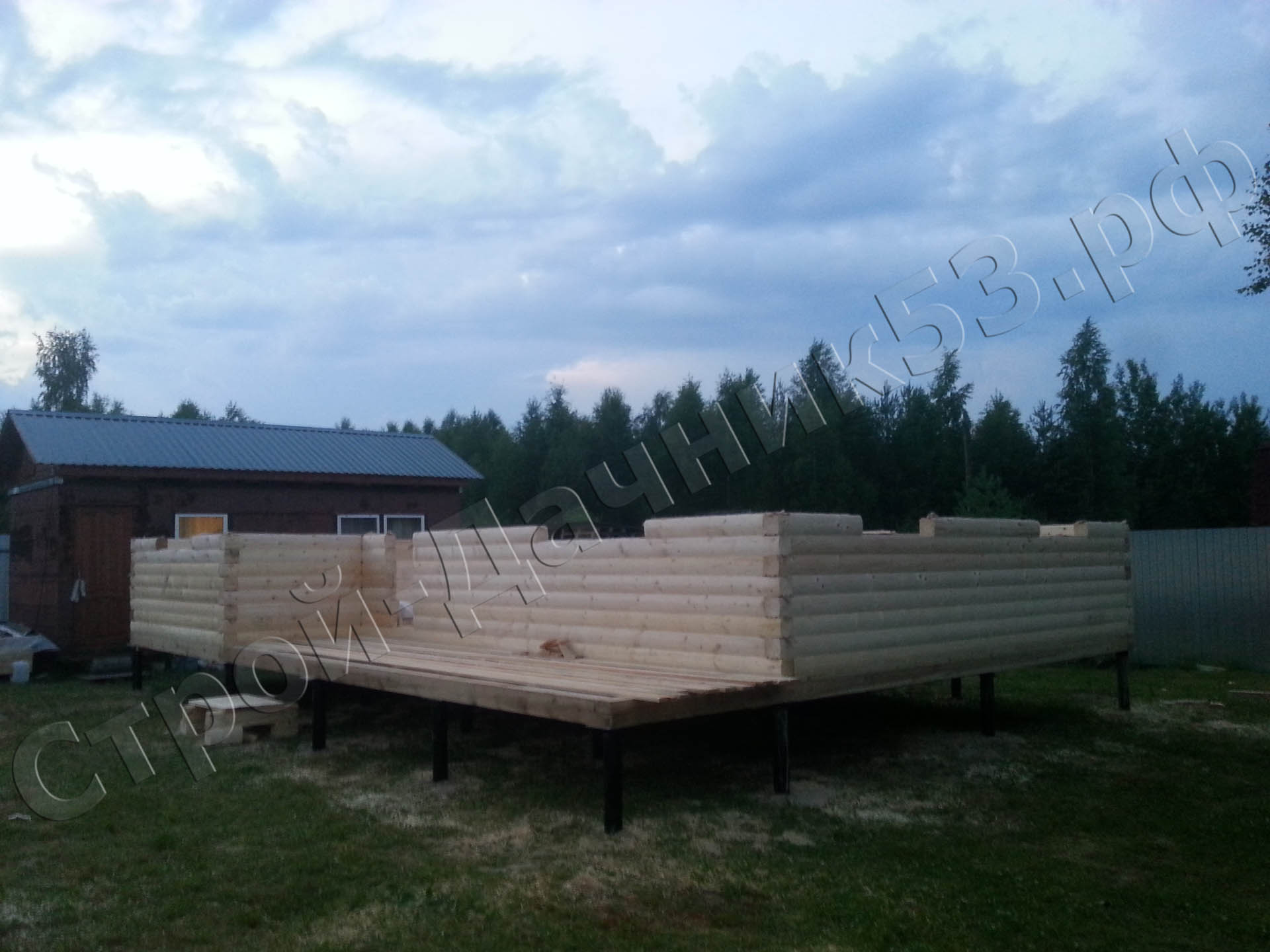 Возведение брусовых стен первого этажа