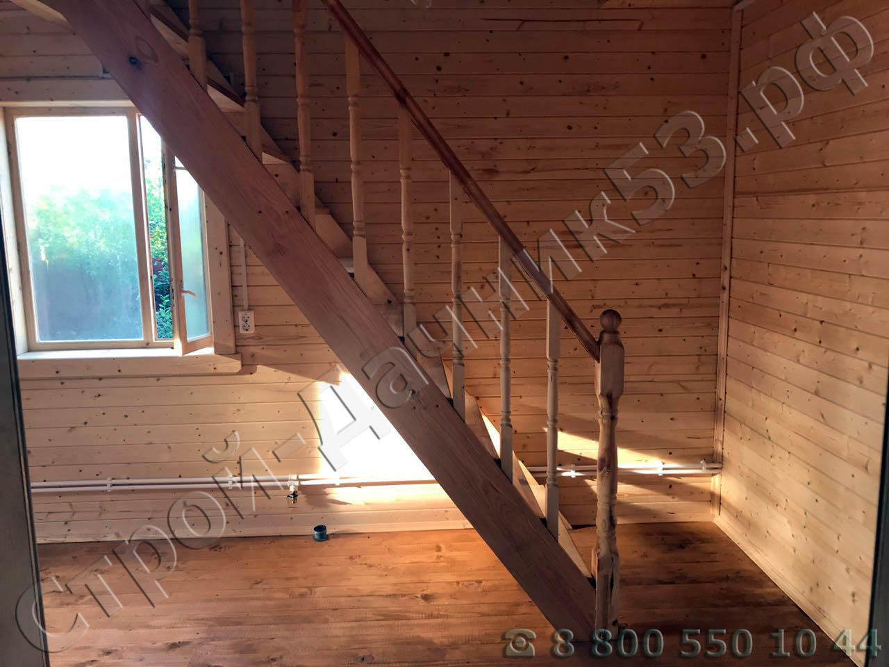 Кухня с установленной лестницей на второй этаж