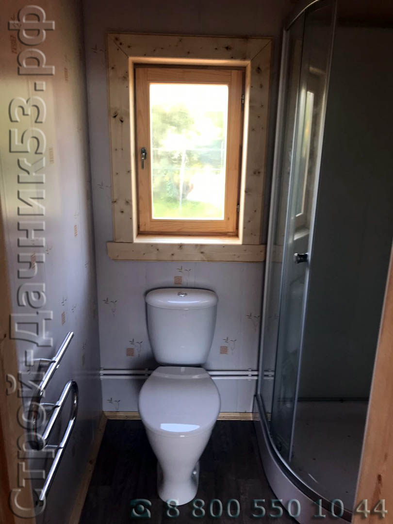 Су отделан пластиковыми панелями с установленной душевой кабиной и унитазом