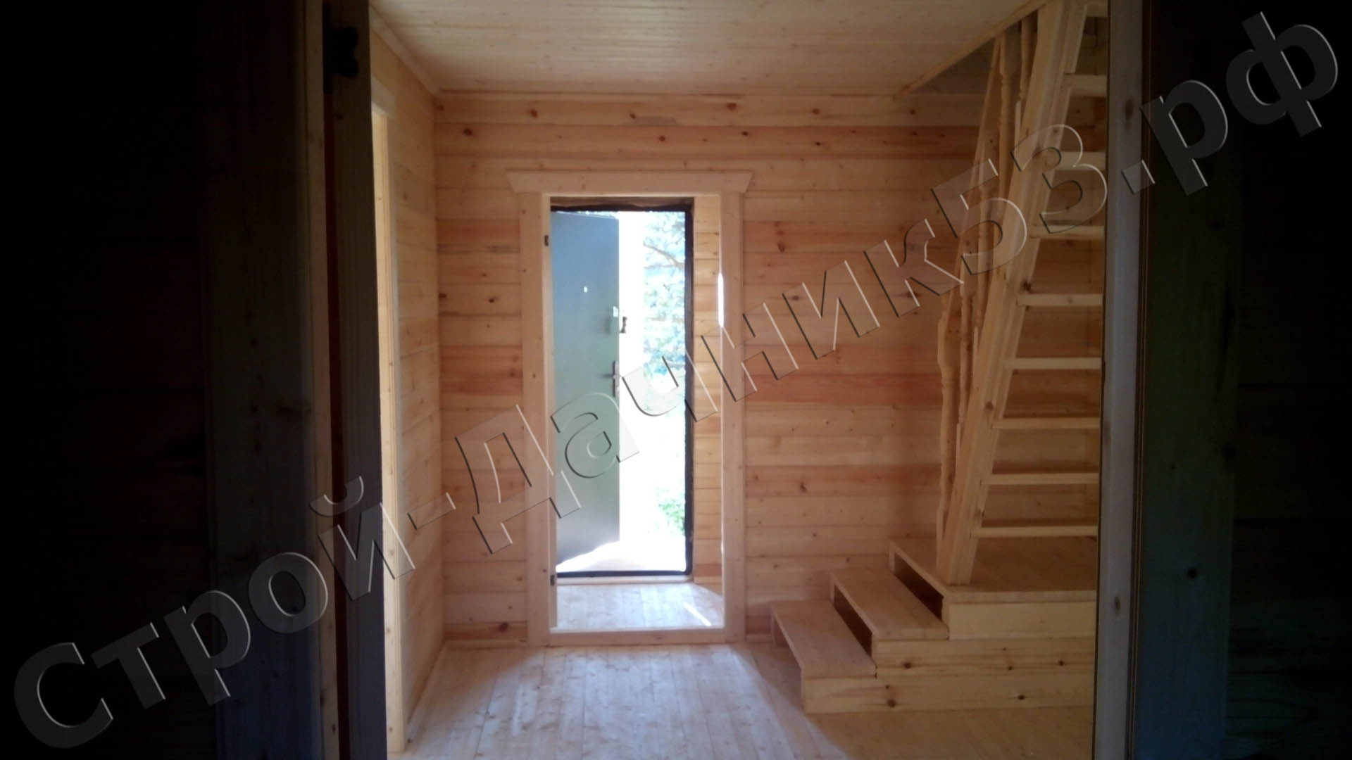 Холл вид на лестницу с площадкой