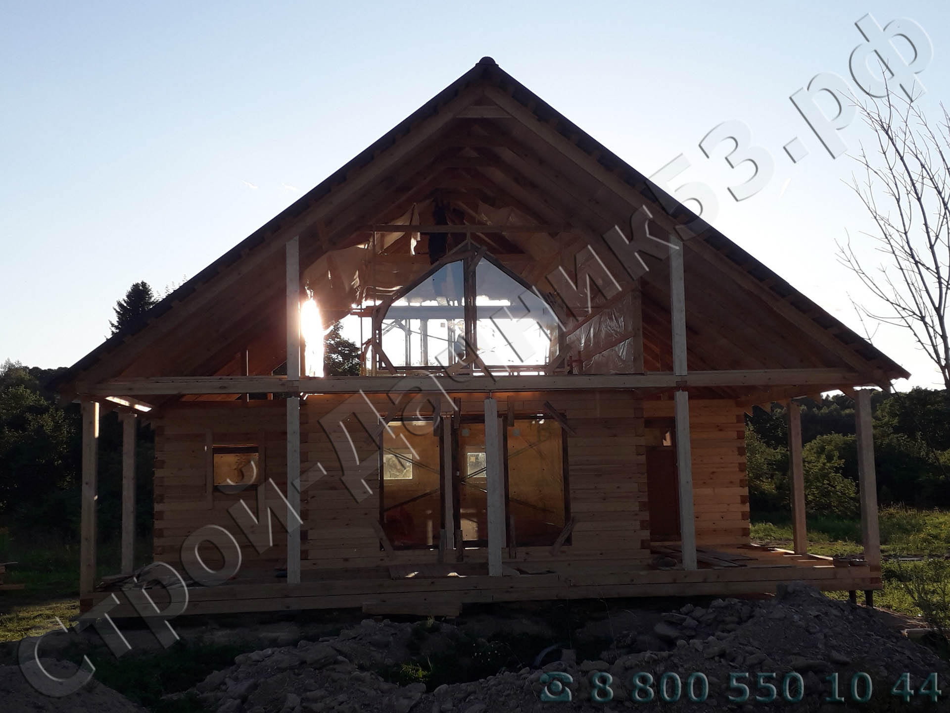 Вид открытой террасы по обеим сторонам дома