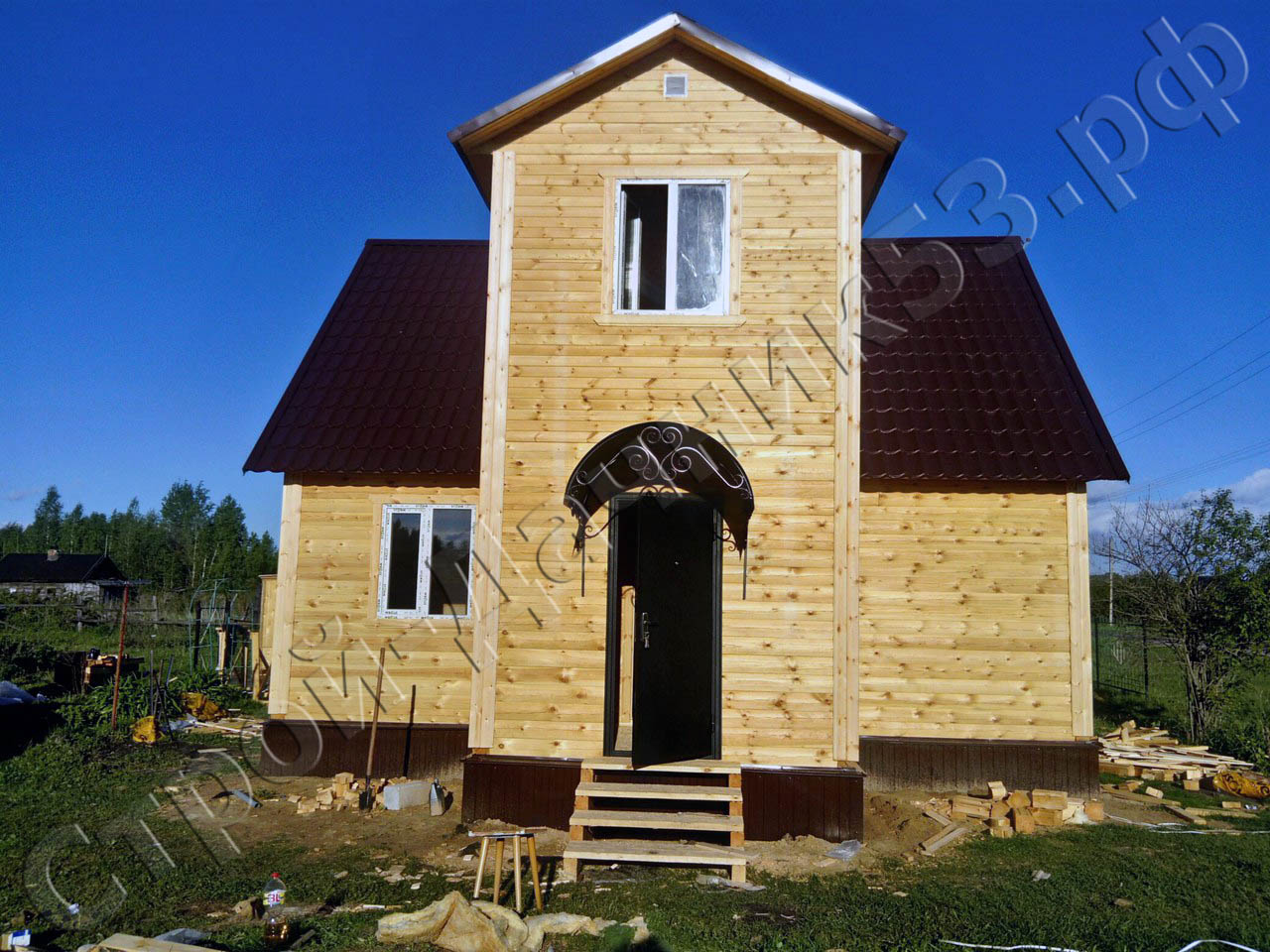 Вид дома с входной части фасад