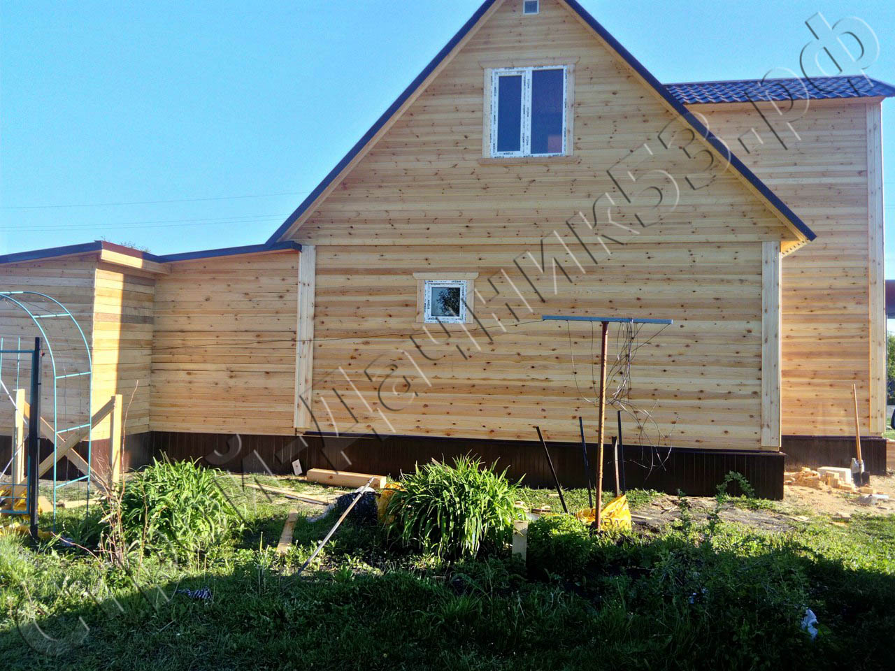 Задняя сторона дома