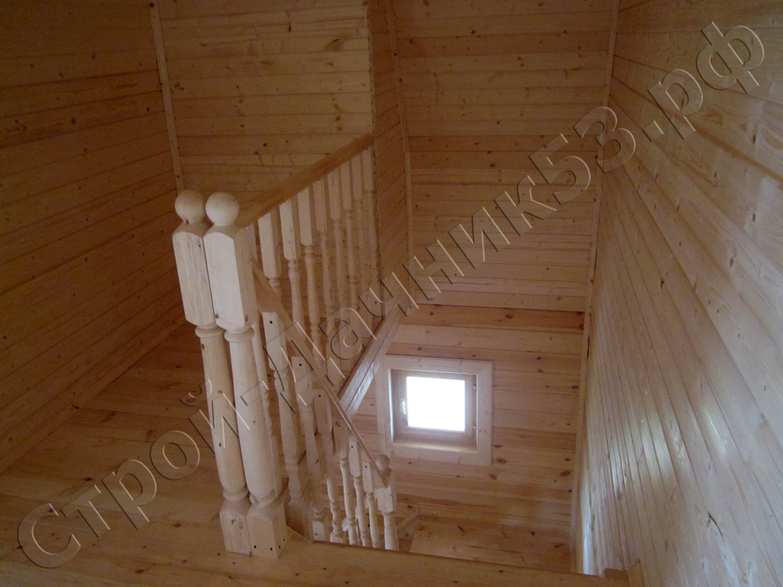 Внутренняя отделка вид на лестницу с мансарды