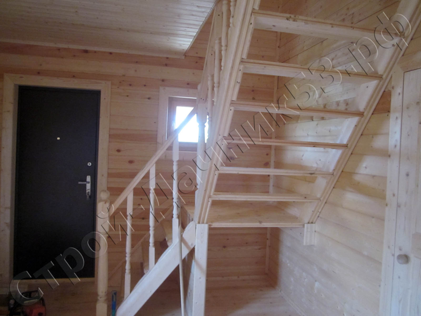 Внутренняя отделка вид с холла на лестницу