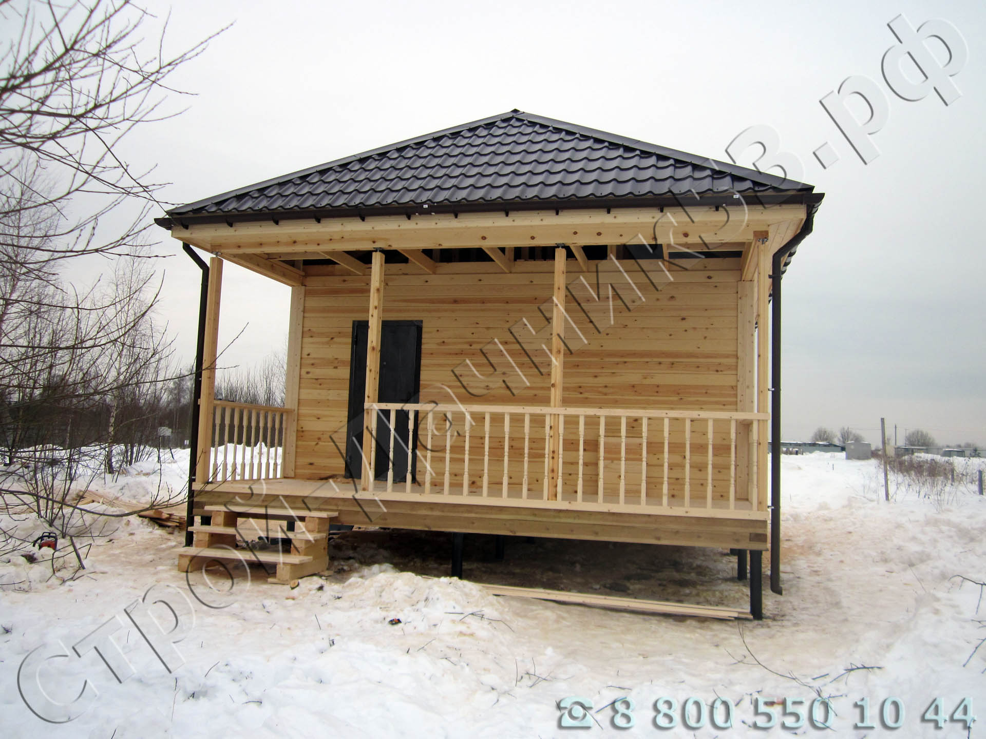 Лицевая сторона дома с установленными водостоками