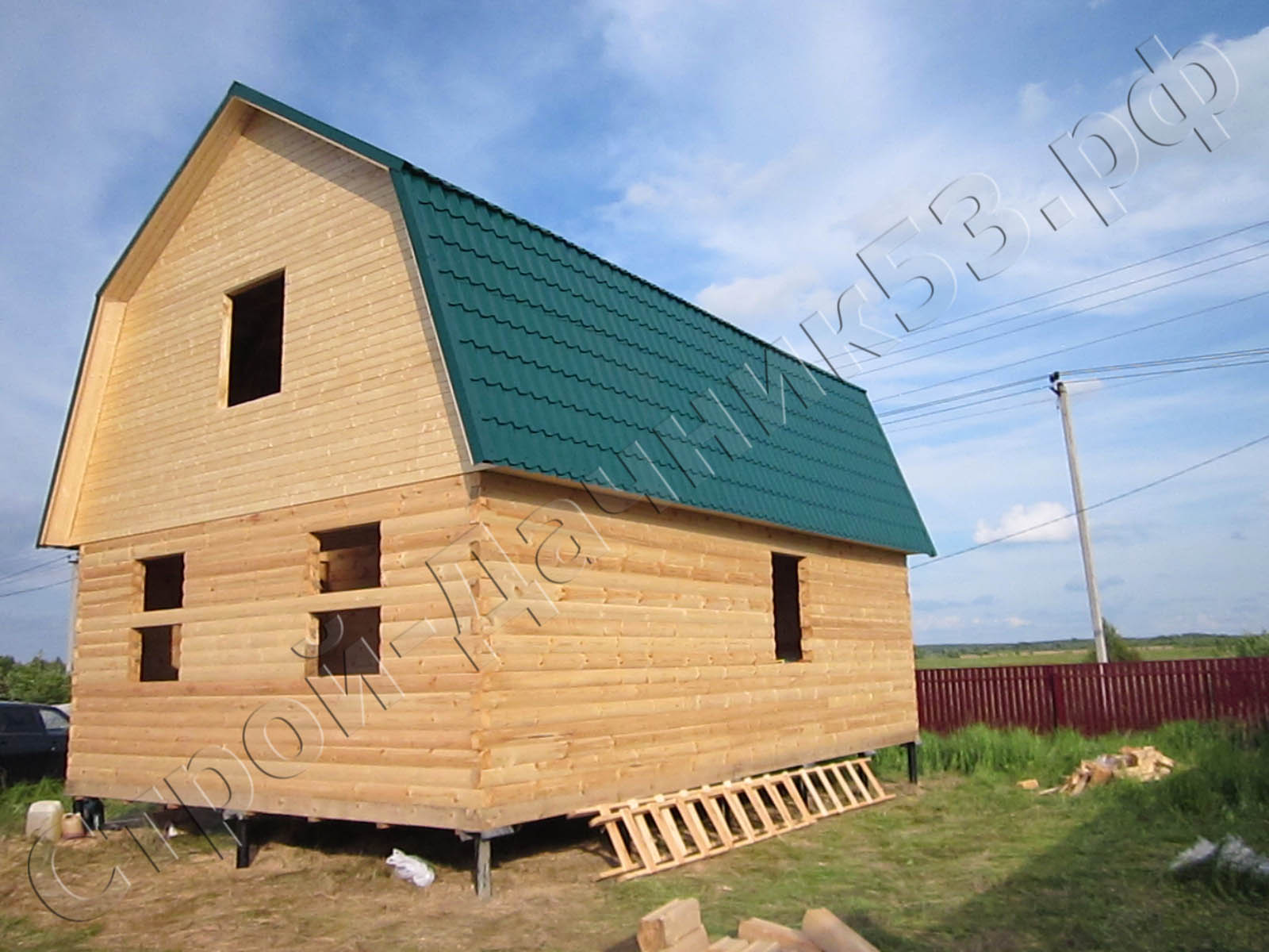 Вид дома с фасадной стороны участка