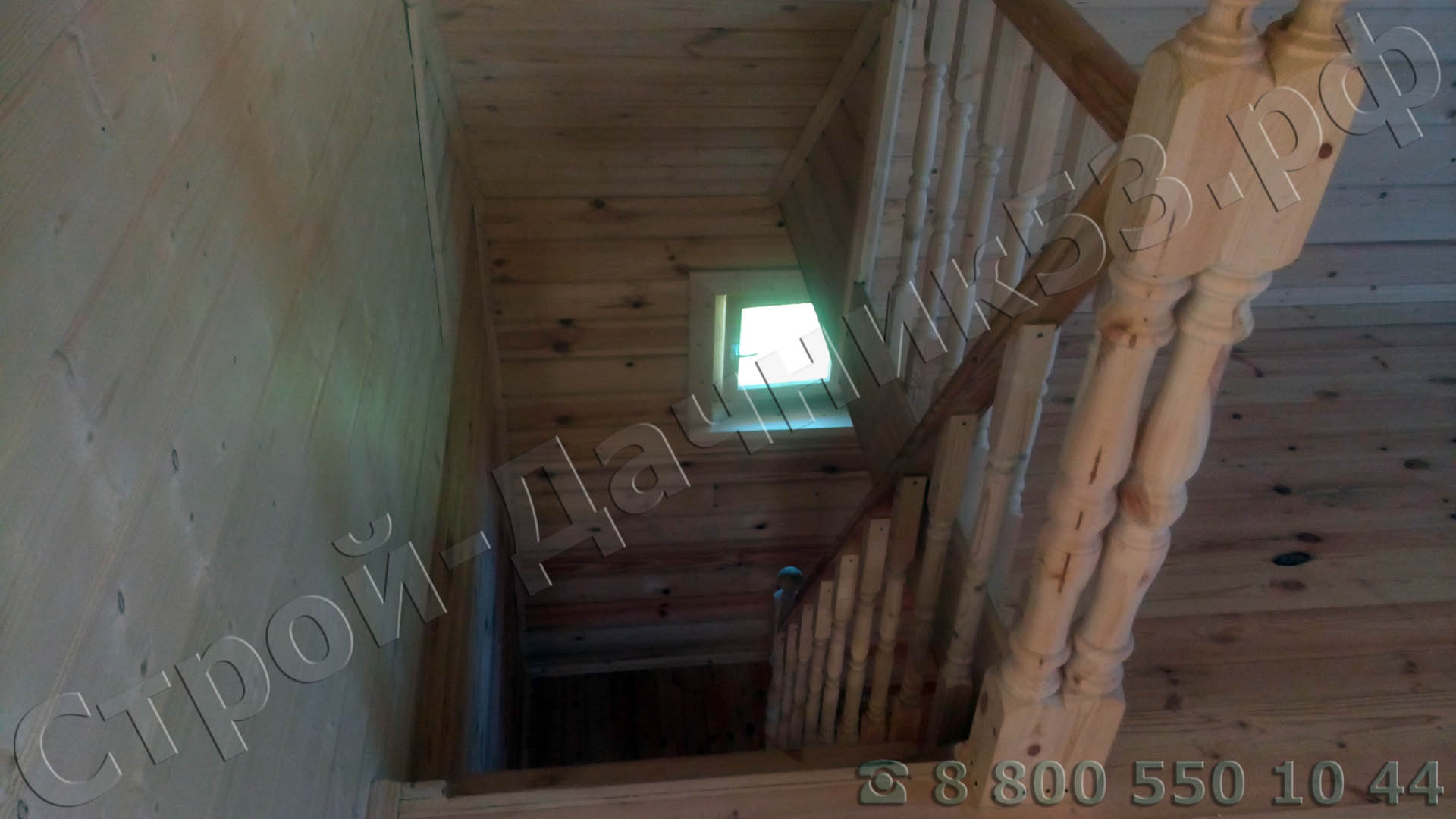 Вид со второго этажа на лестничную площадку