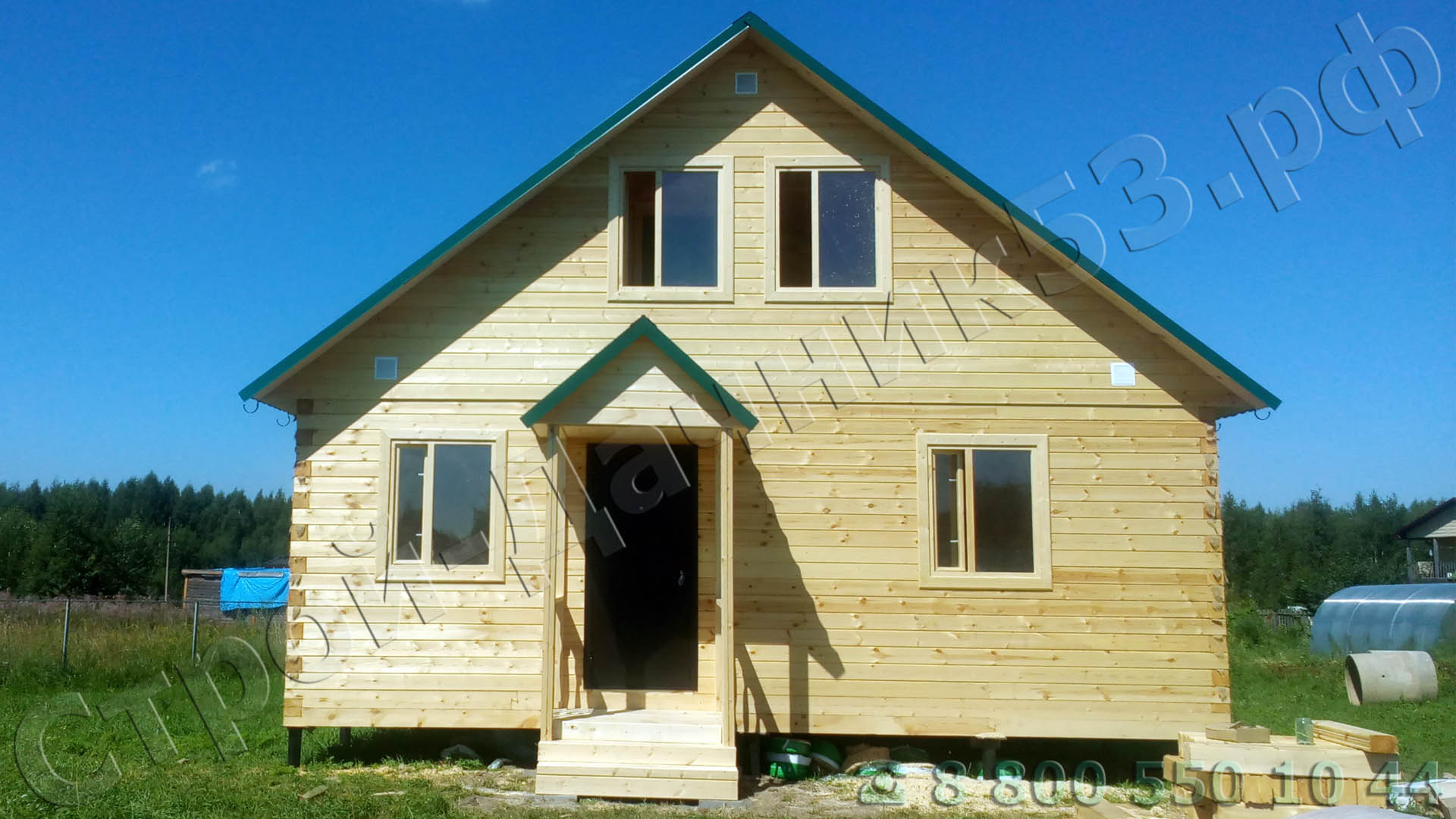 Фасад дома с пристроенным крыльцом 1,5 х 1,0 м