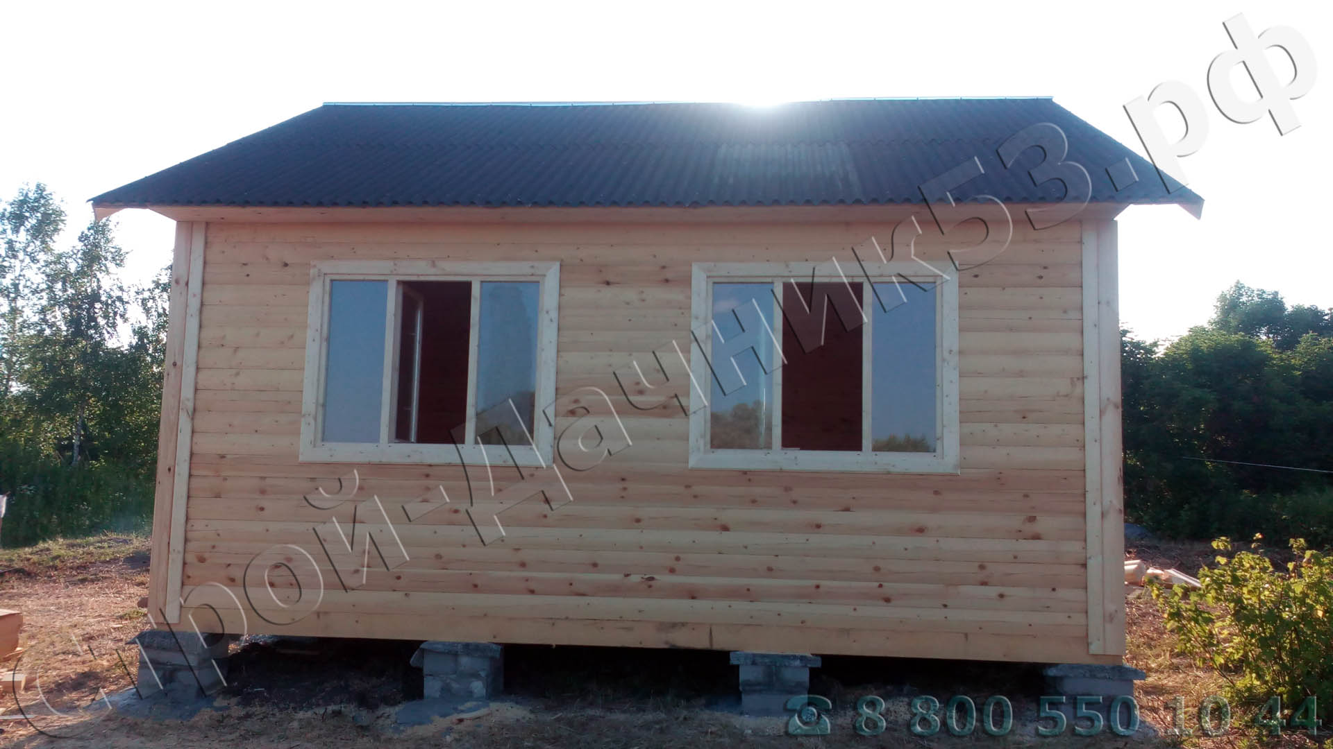 Вид дома со стороны комнаты с полутораметровыми окнами