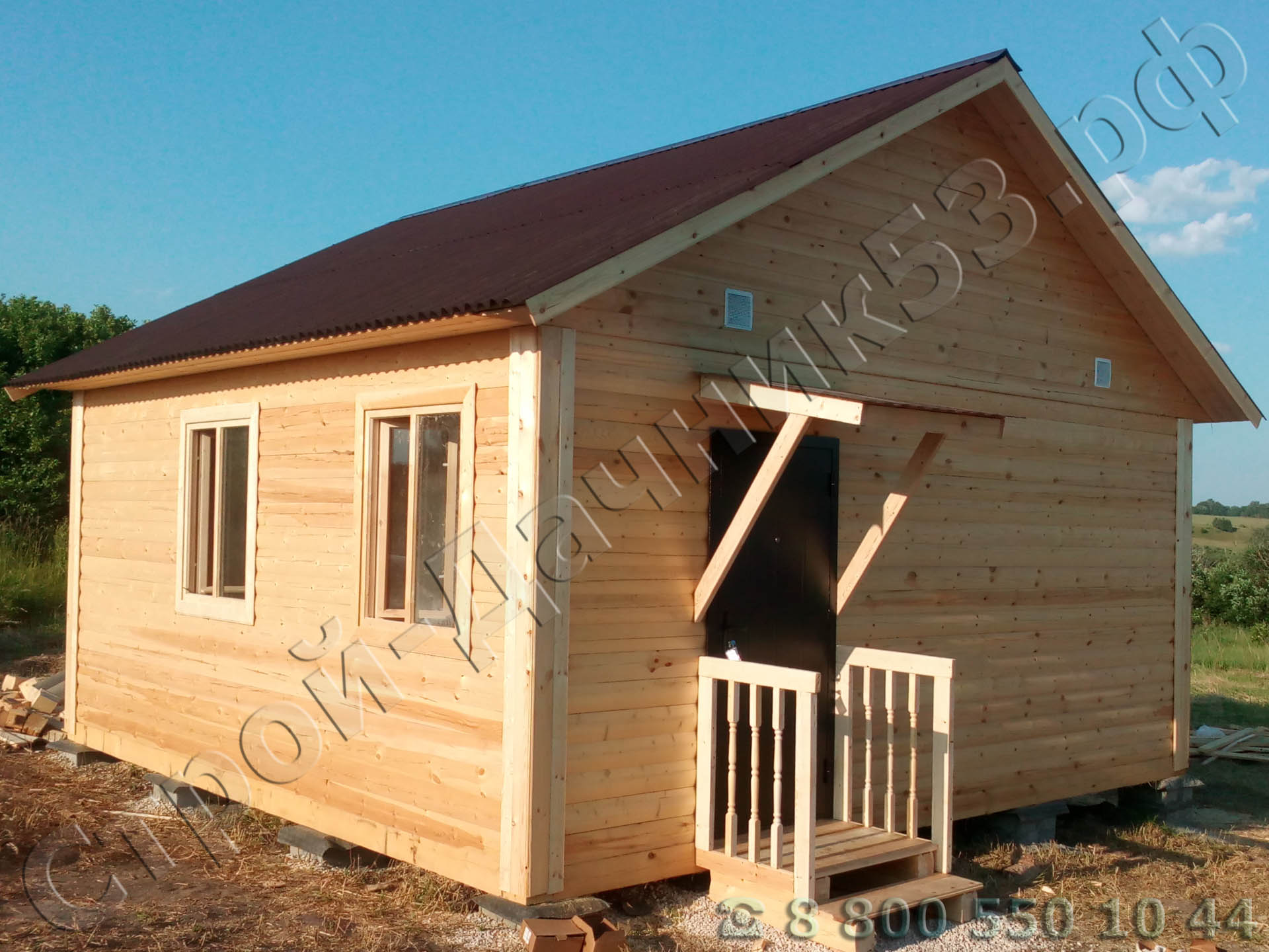 Деревня Савинск, Козельский район, Калужская область. Вид готового дома с крыльцом