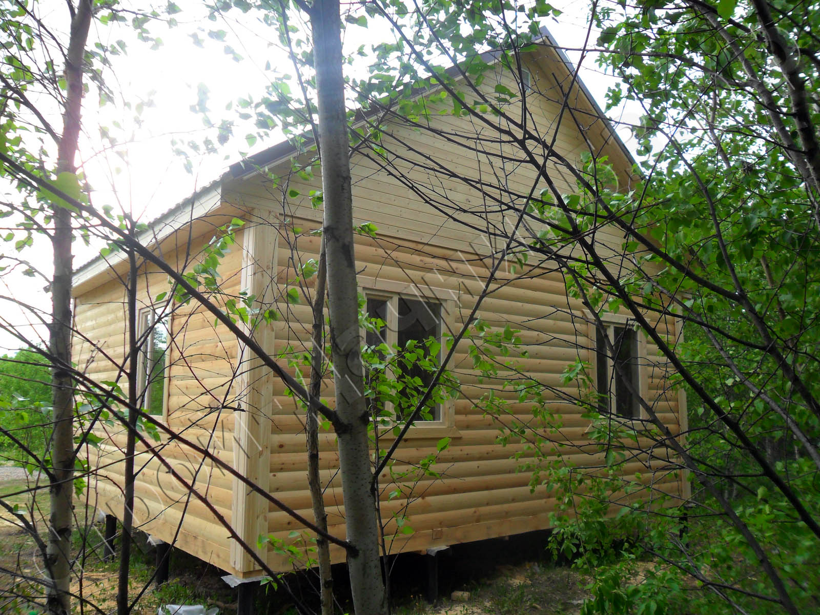 Вид дома с задней стороны дома