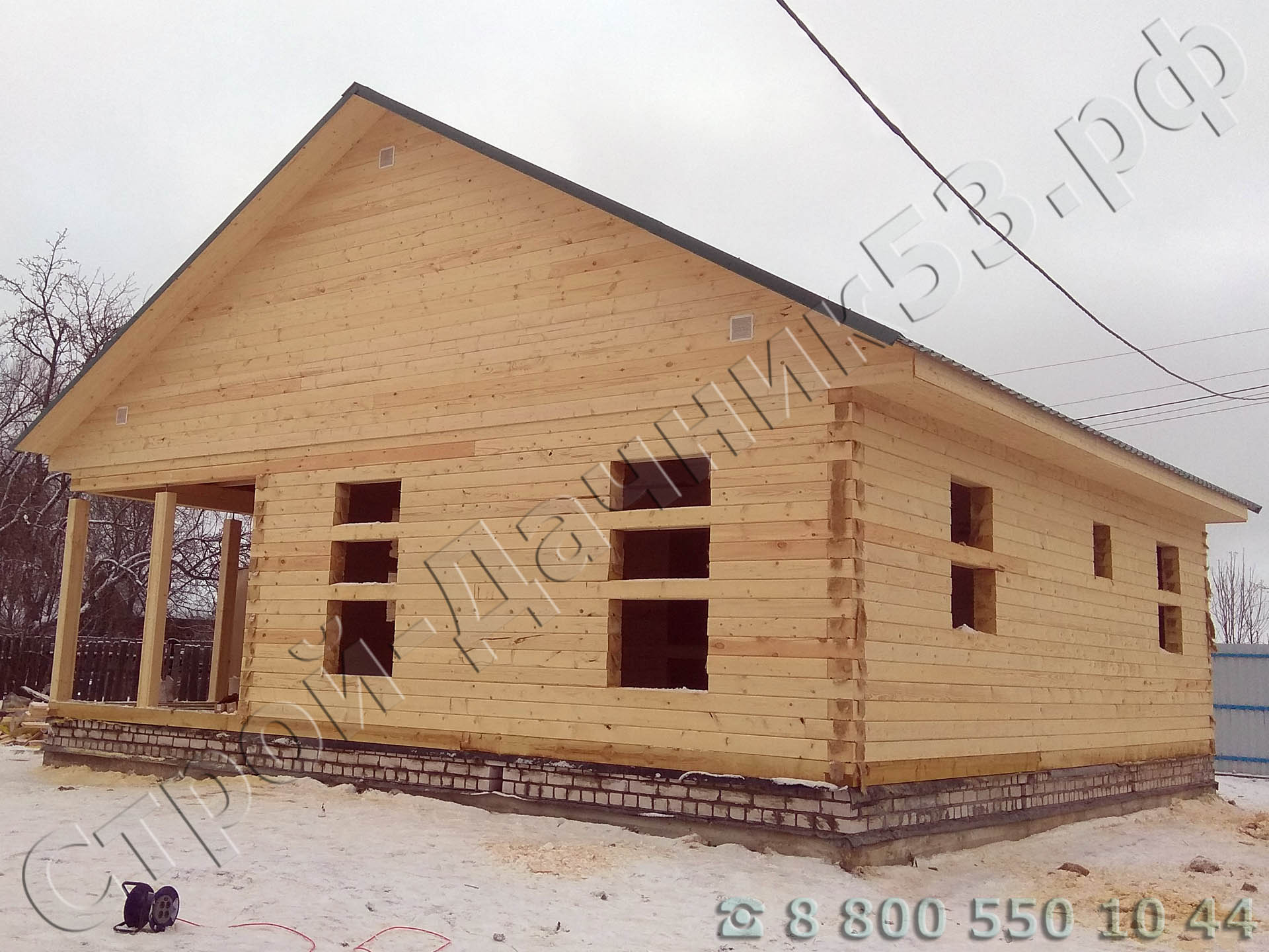 Вид дома с боку, вместо трех проемов окон по проекту, по просьбе заказчика было сделано два проема