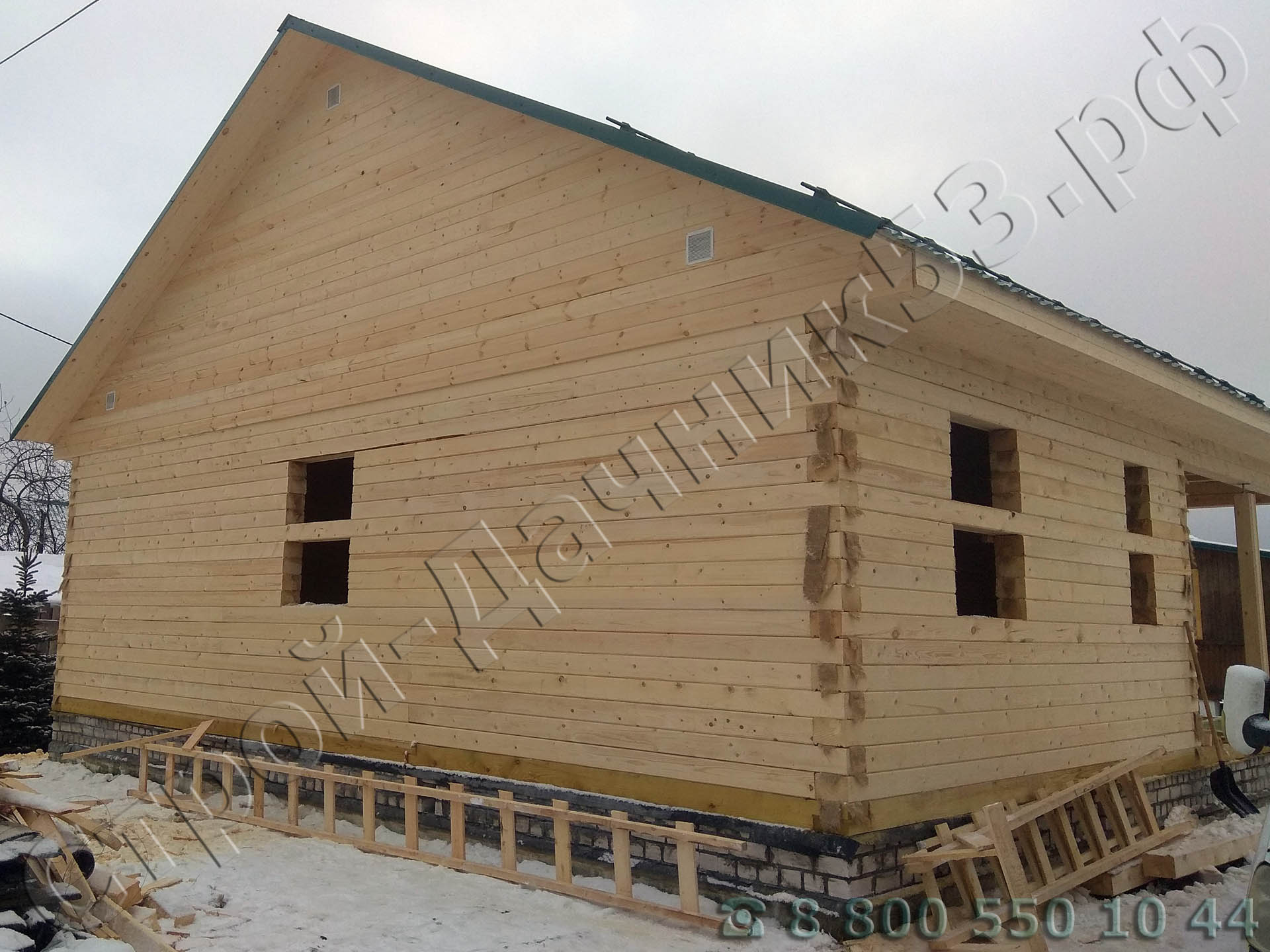 Задняя сторона дома, также по просьбе заказчика, количество окон было сокращено