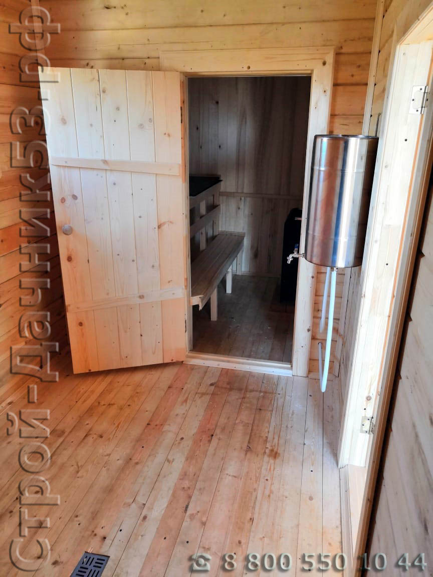 Моечная пол утеплен керамзитом и установлен трап с водоотводом под слив воды