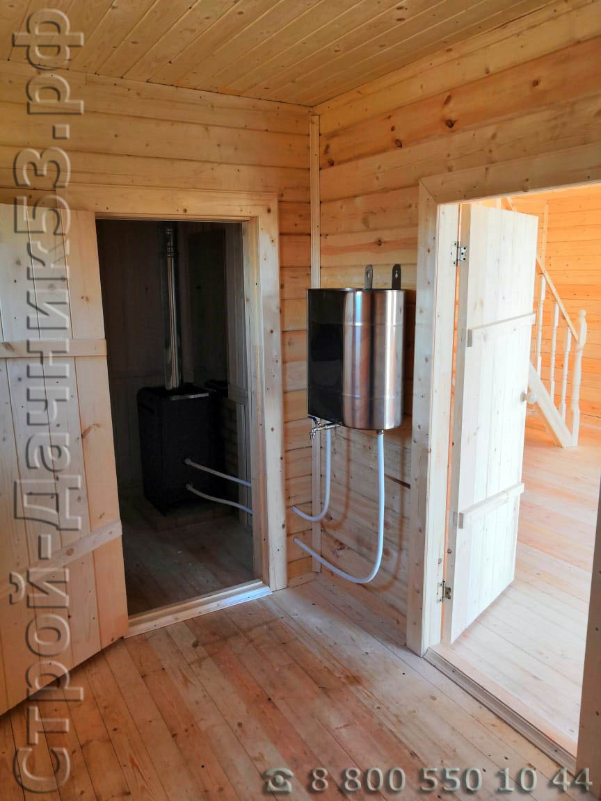 Установлена банная печь с выводом бака для горячей воды в моечном отделение