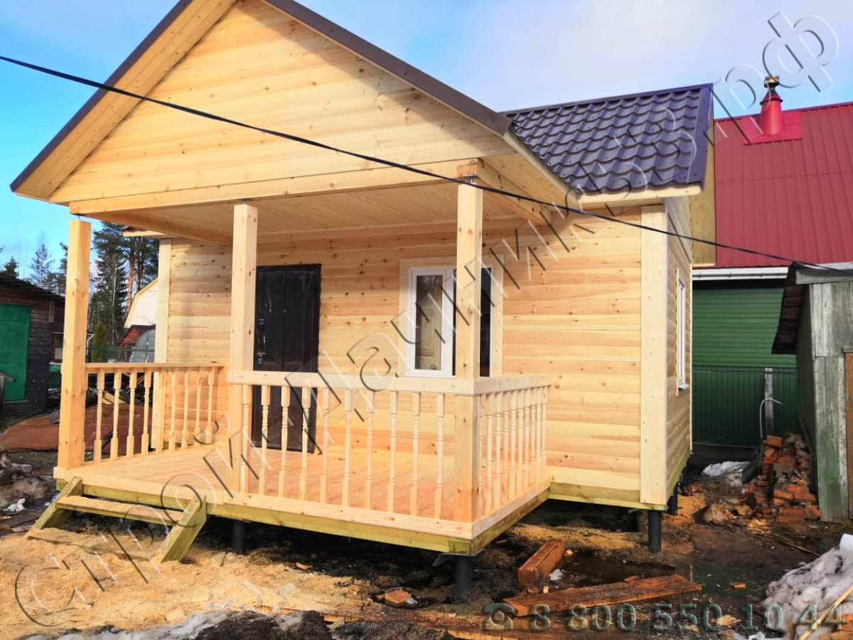 Вид дома с открытой террасой