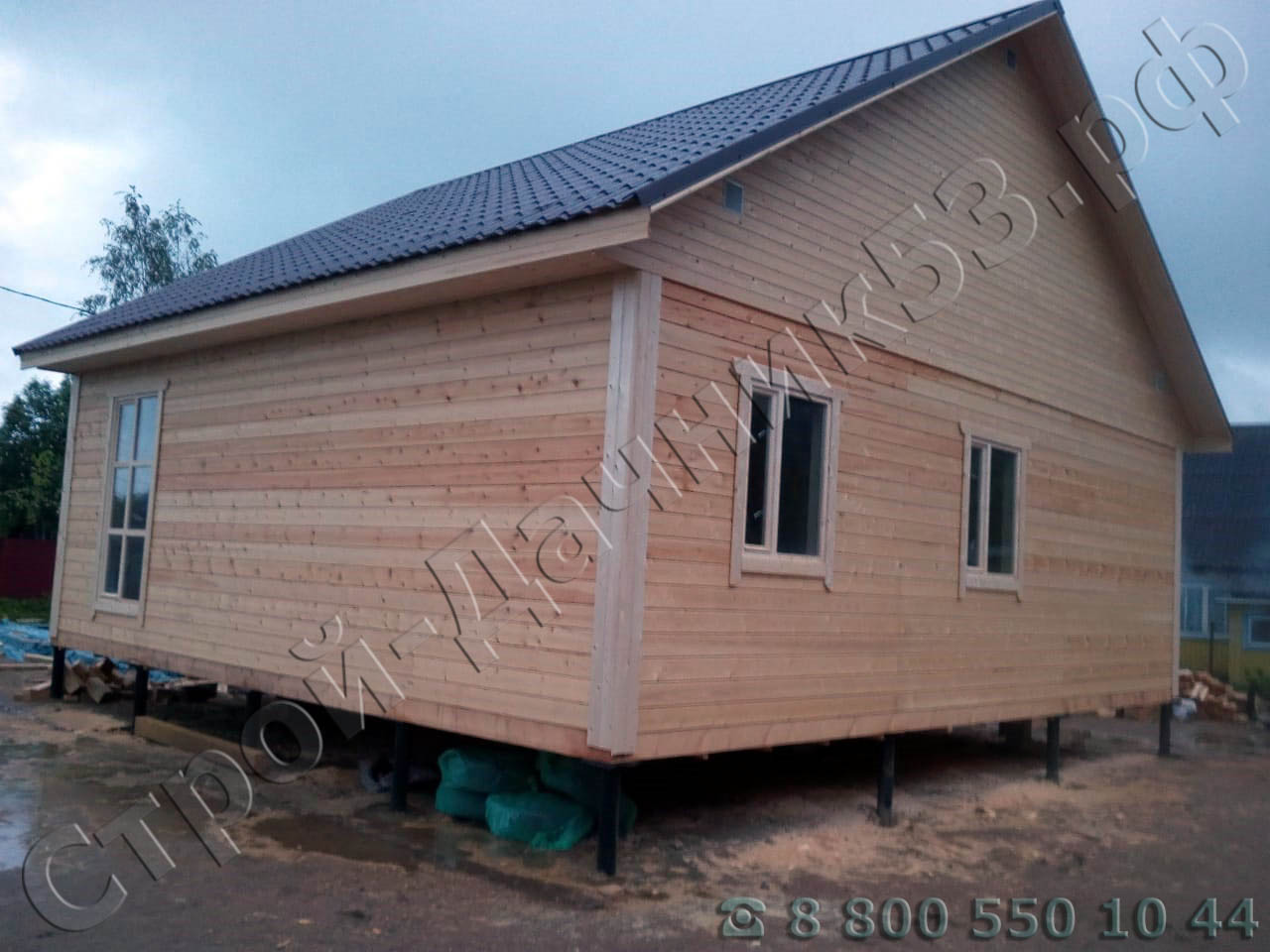 Вид дома со стороны боковых комнат