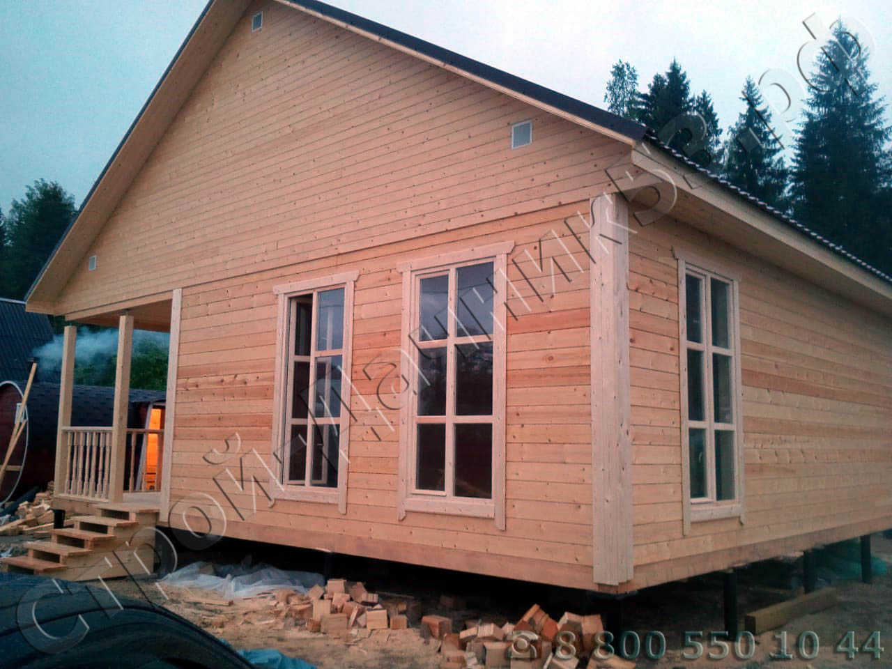 Фасад, установлены панорамные окна в гостинной, что придает вид и больше света в помещение