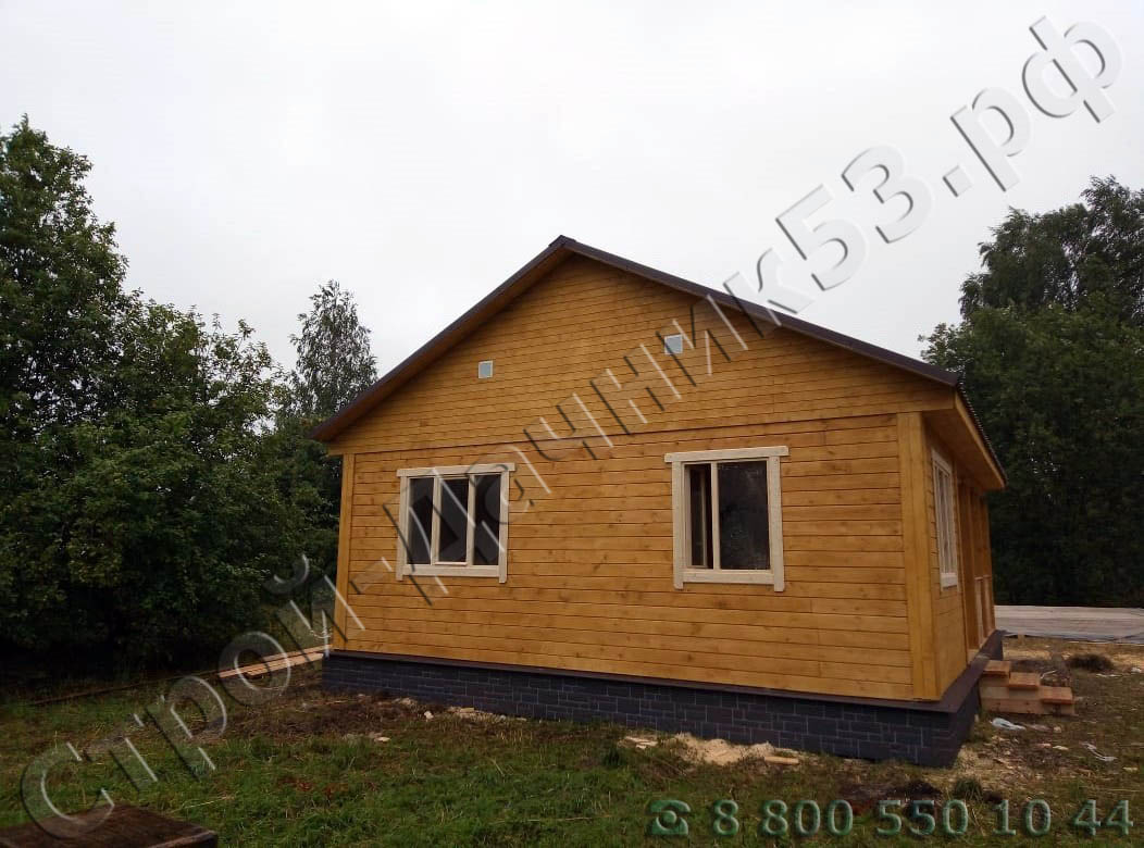 Вид дома со стороны фронтонов во фронтонах установлены вентиляционные решетки для предотвращения конденсата