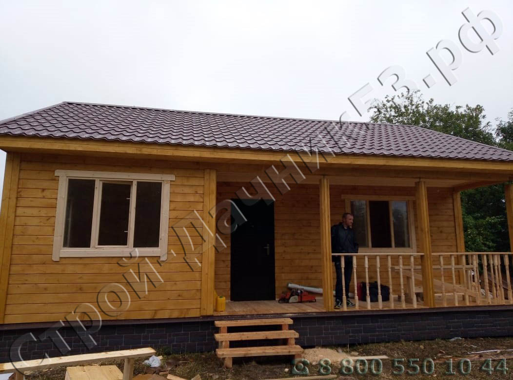 Открытая терасса с лицевой стороны дома