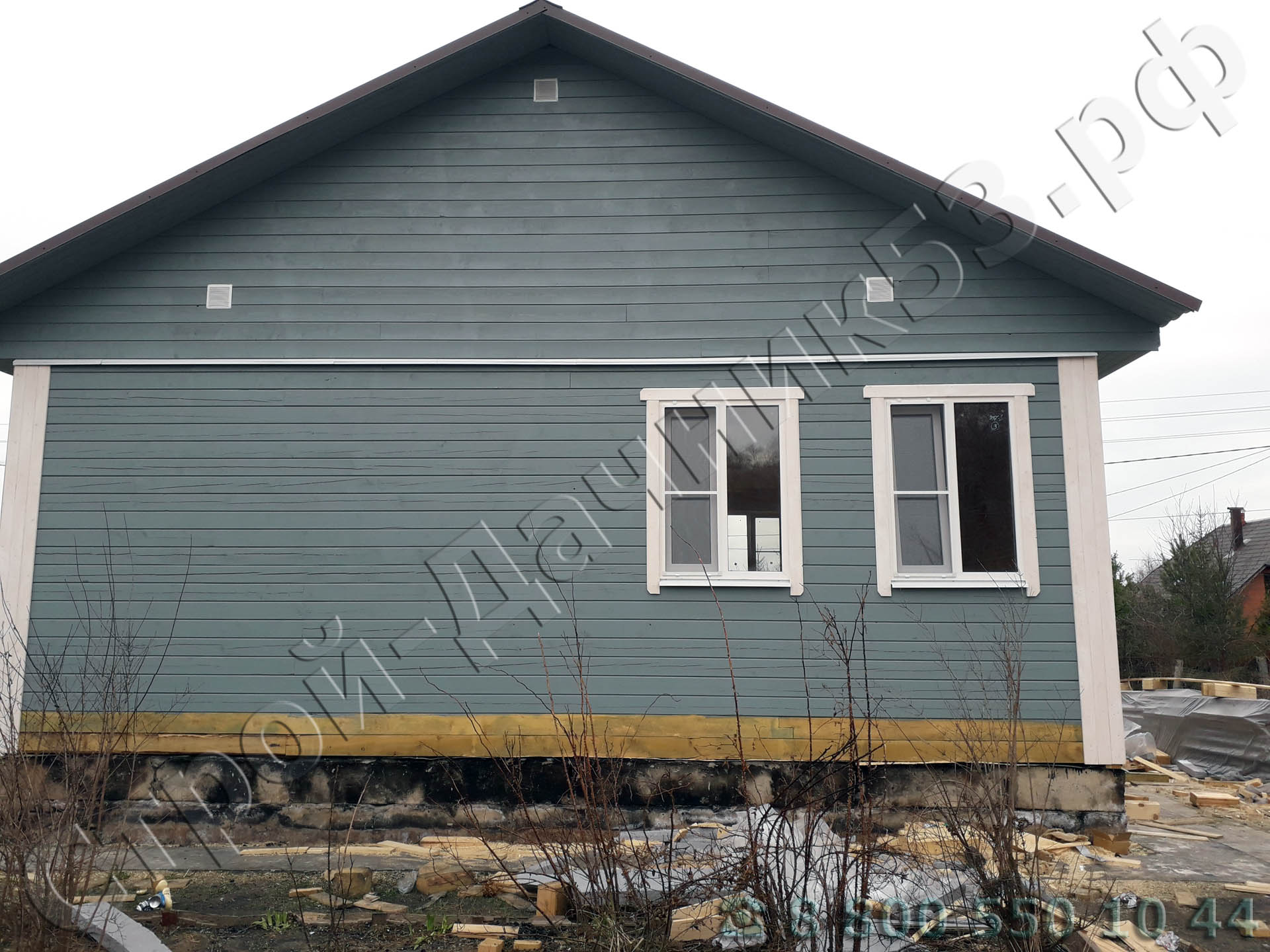 Задняя сторона дома установлен отлив по фронтону и вентиляционные решетки во фронтоне