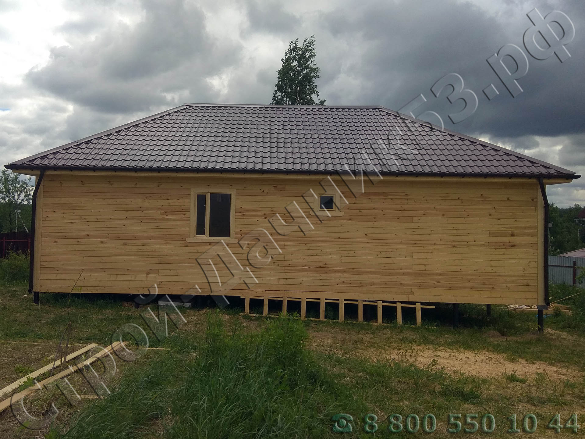 На данном проекте крыша выполнена вальмовая со скатами с четырех сторон