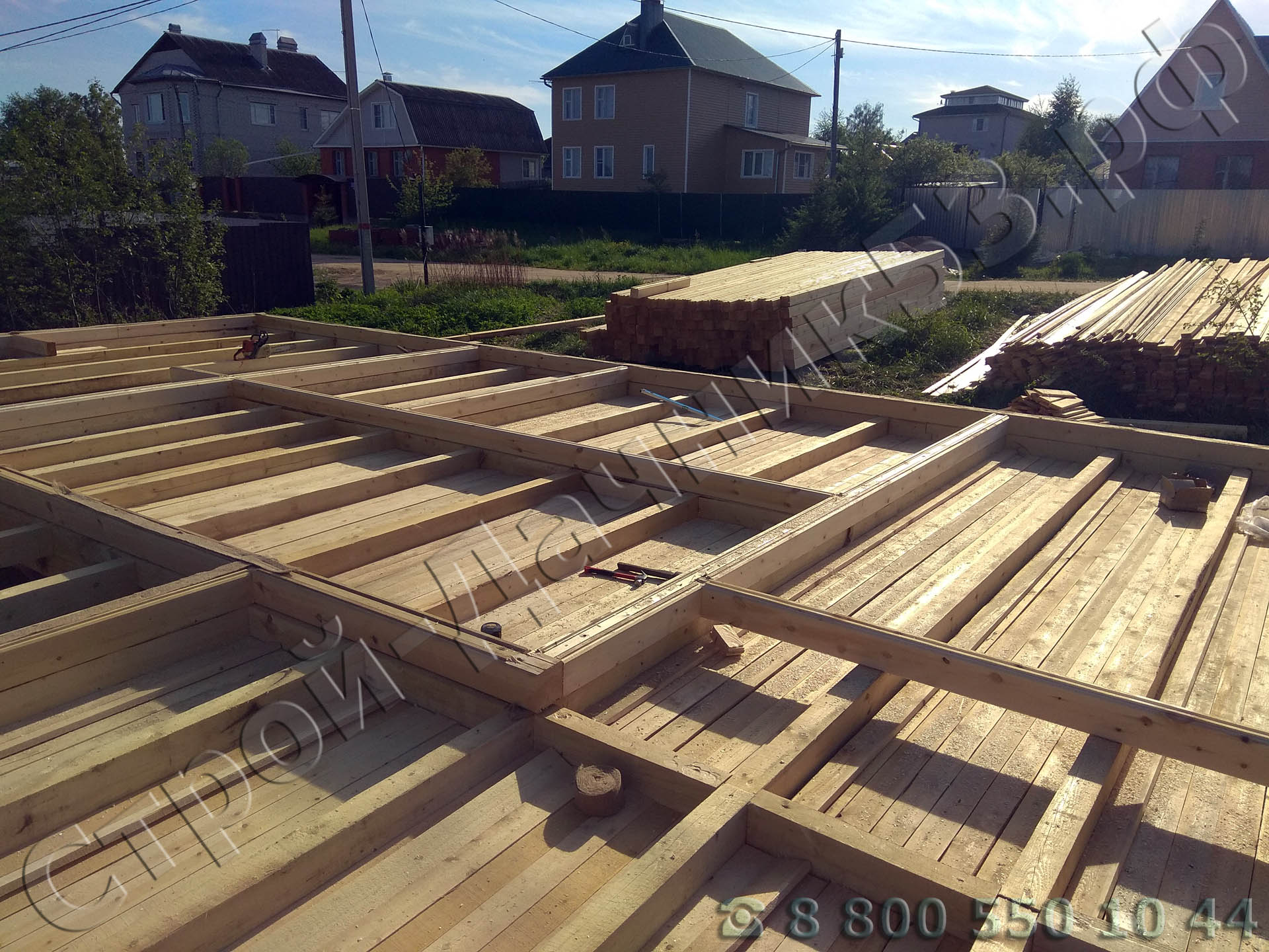 Начало возведения сруба уложен первый венец из профилированного бруса 140 х 140 мм