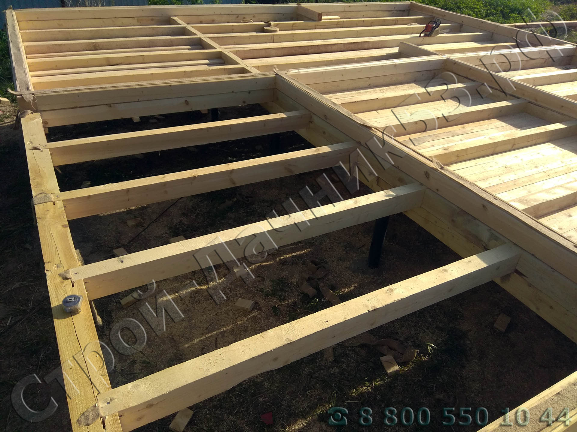 Установлена двойная обвязка, брусовые лаги, черновой пол