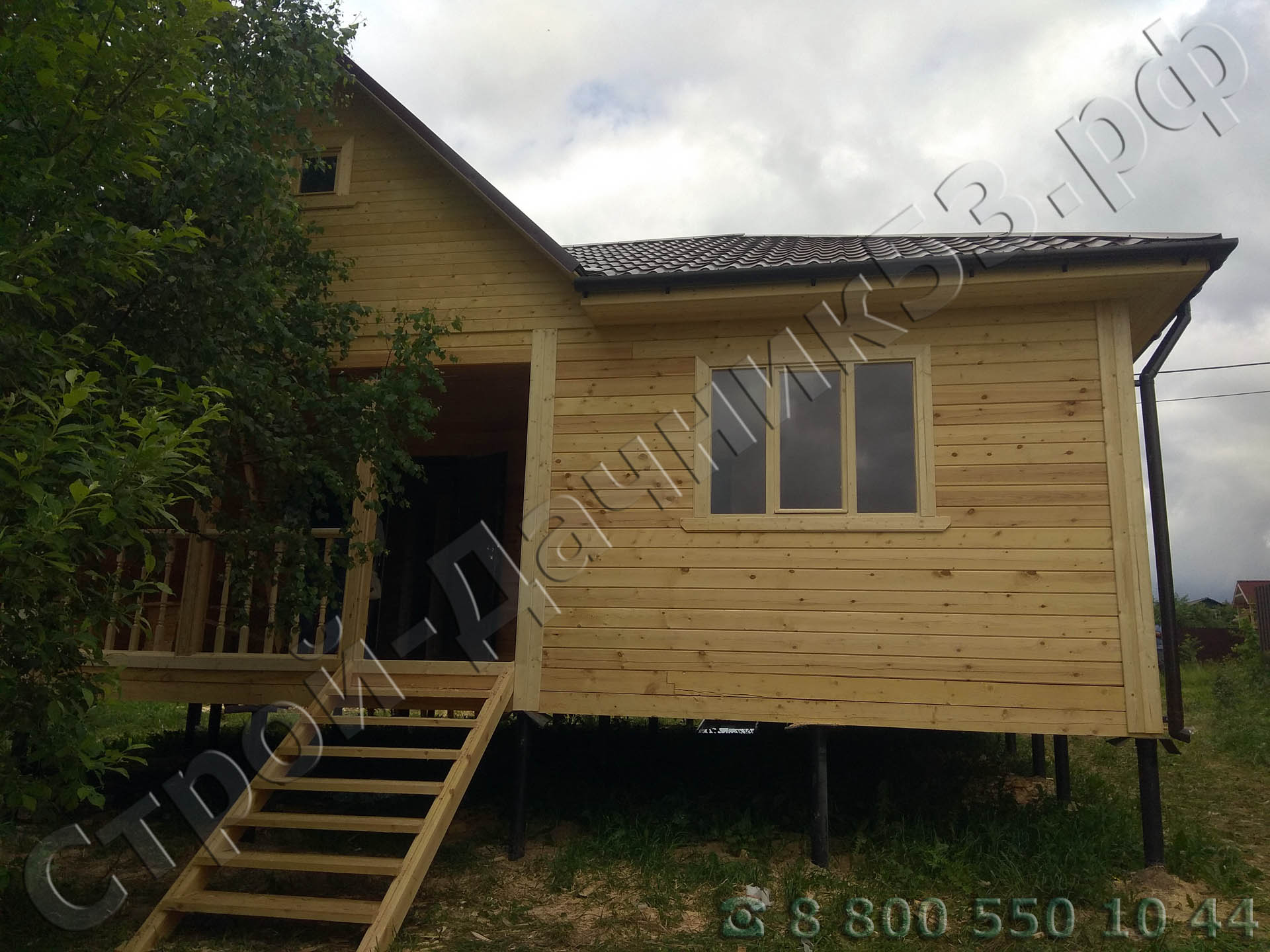 Фасад терраса находится в центре дома