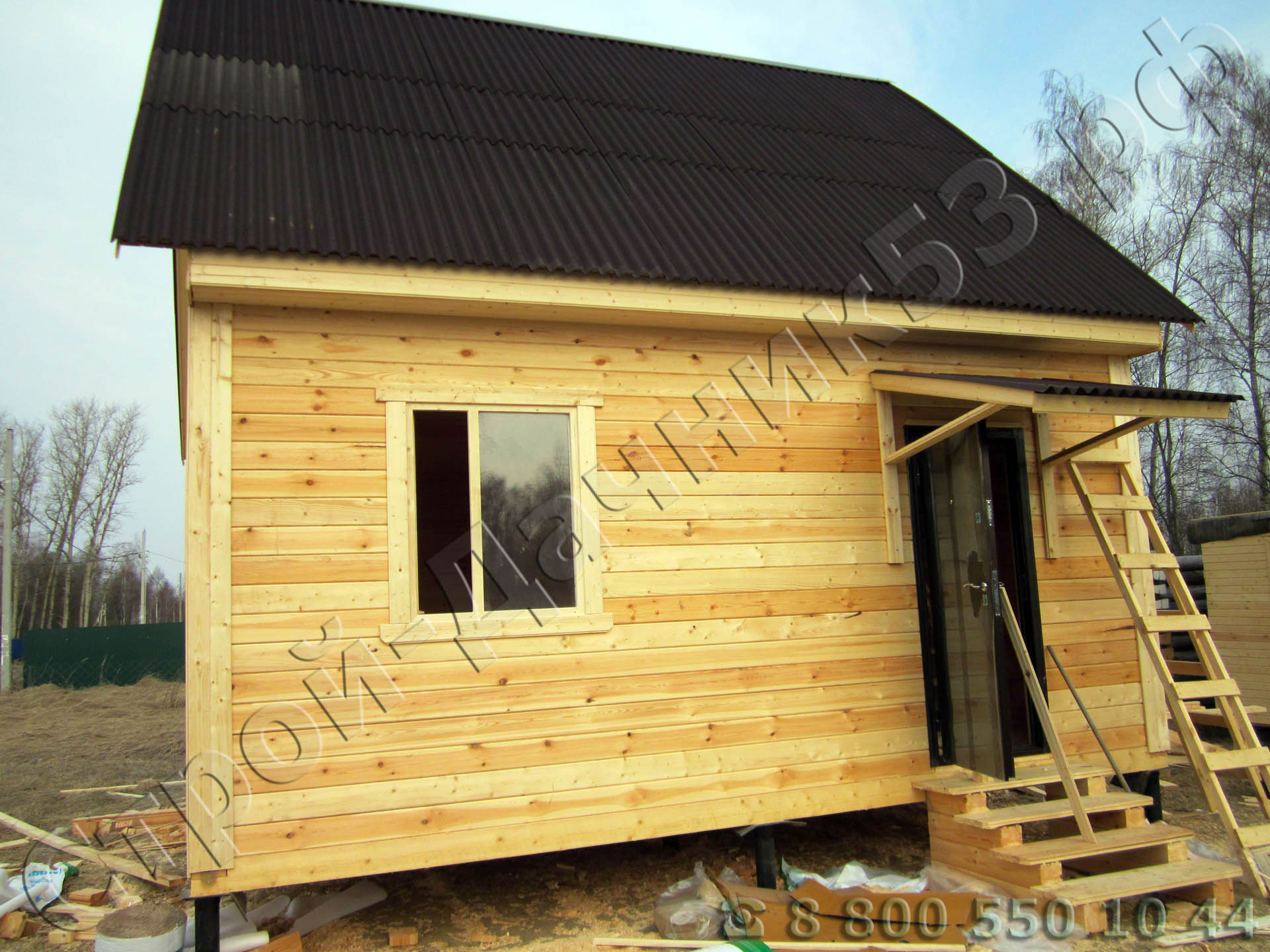 Вид дома с крыльцом и установленной металлической дверью производства Россия