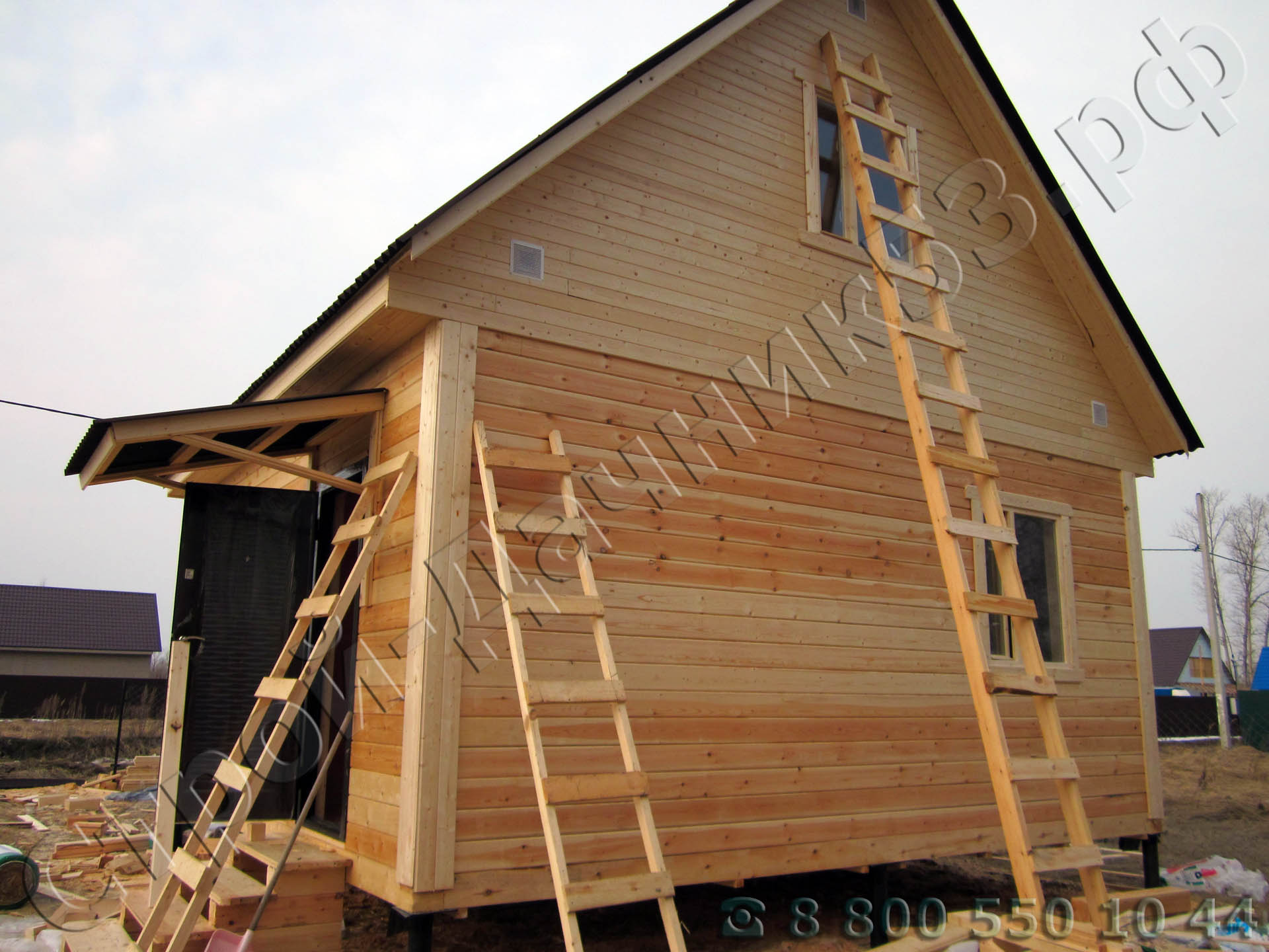 Во фронтонах мансардного этажа установлены вентиляционные решетки для предотвращения конденсата в туннелях этажа