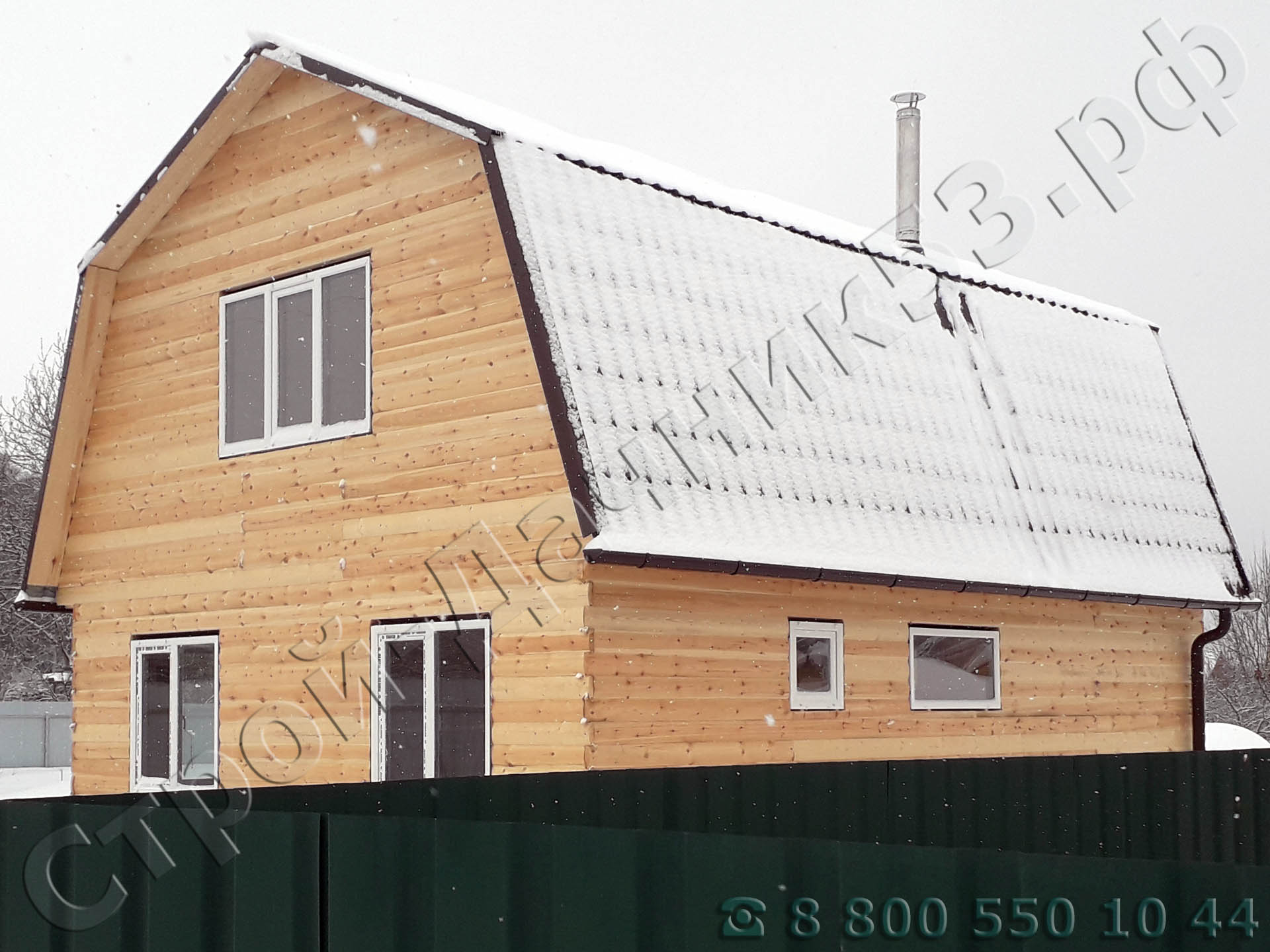 Вид дома, задняя сторона с установленным дымоходом через крышу выведено одно колено для дальнейшей установки дымохода внутри