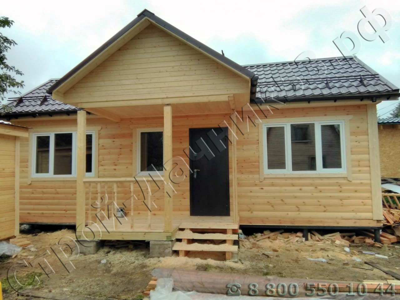 Вид построенного дома с открытой террасой