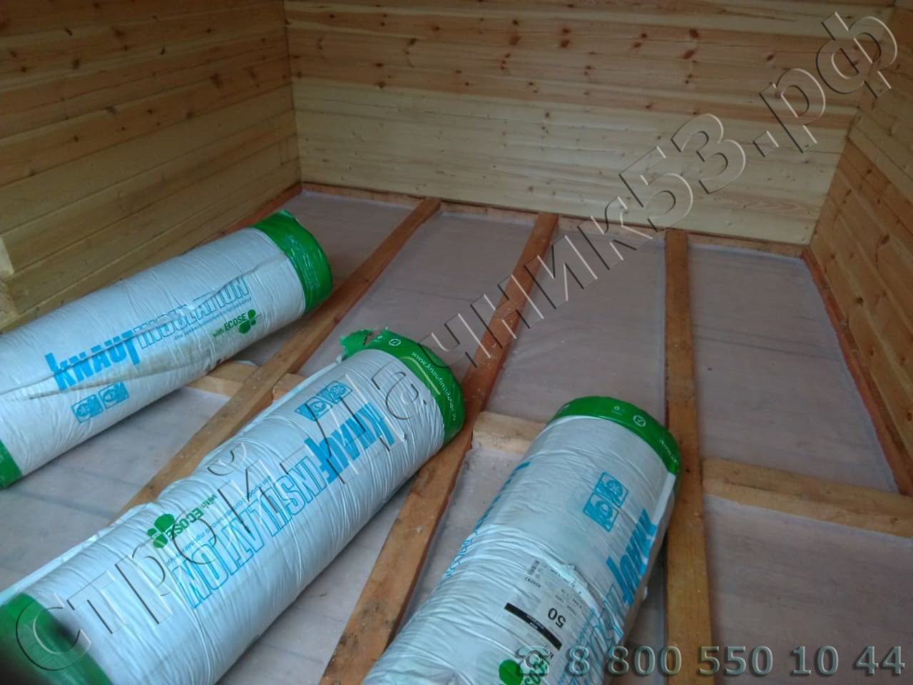 Прокладывание пароизоляционной пленки по черновому полу для дальнейшего утепление