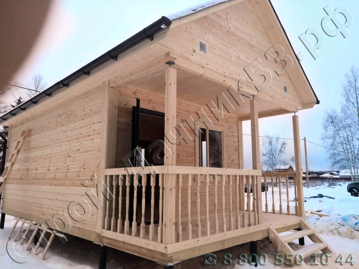 Вид дома с открытой террасой, которая хорошо вписывается в данный проект