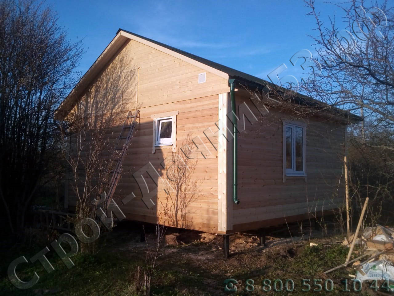 Вид дома сзади установлена водосточная система кровли для отвода воды