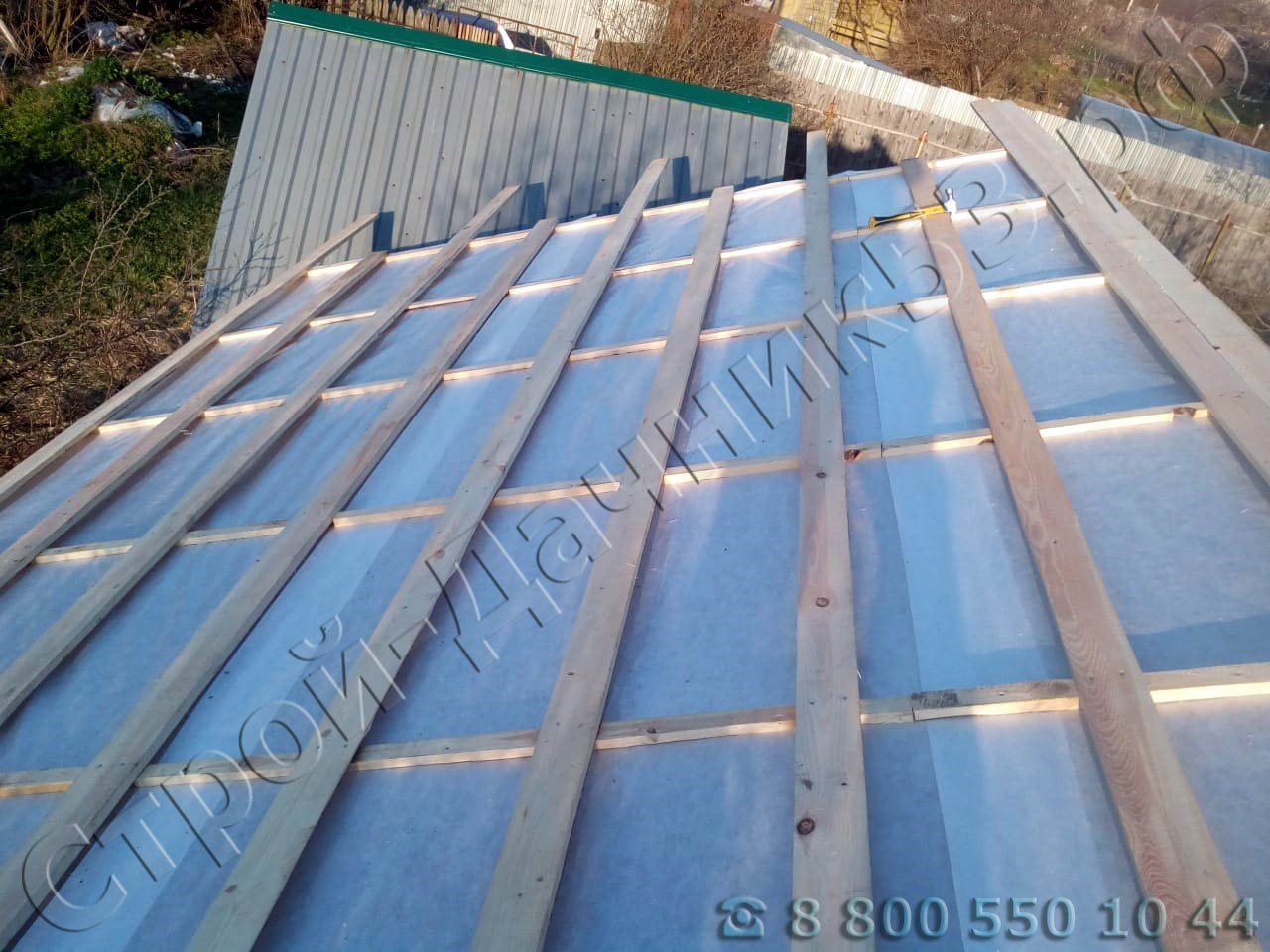 Обрешетка крыши с проложенной паро гидроизоляционной пленкой и контр рейкой для вент зазора