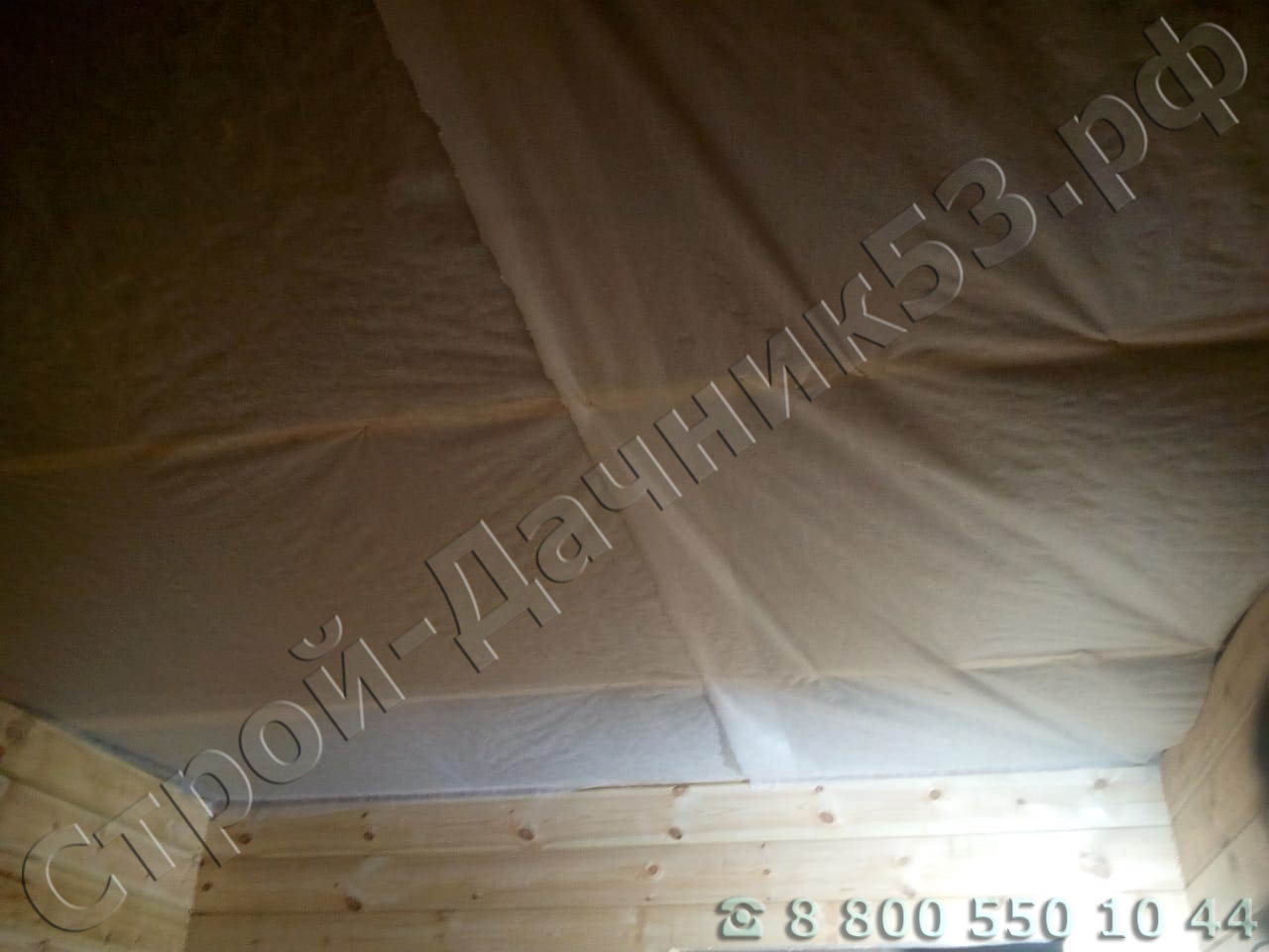 Потолок прокладывается, пароизоляционной пленкой, подшивается вагонкой, после чего утепляется с чердачного помещения минер