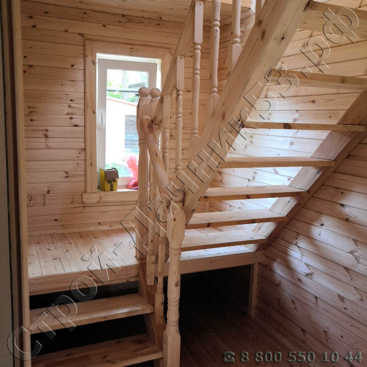 Внутренняя отделка установлена лестница с площадкой для удобного захода на мансардный этаж