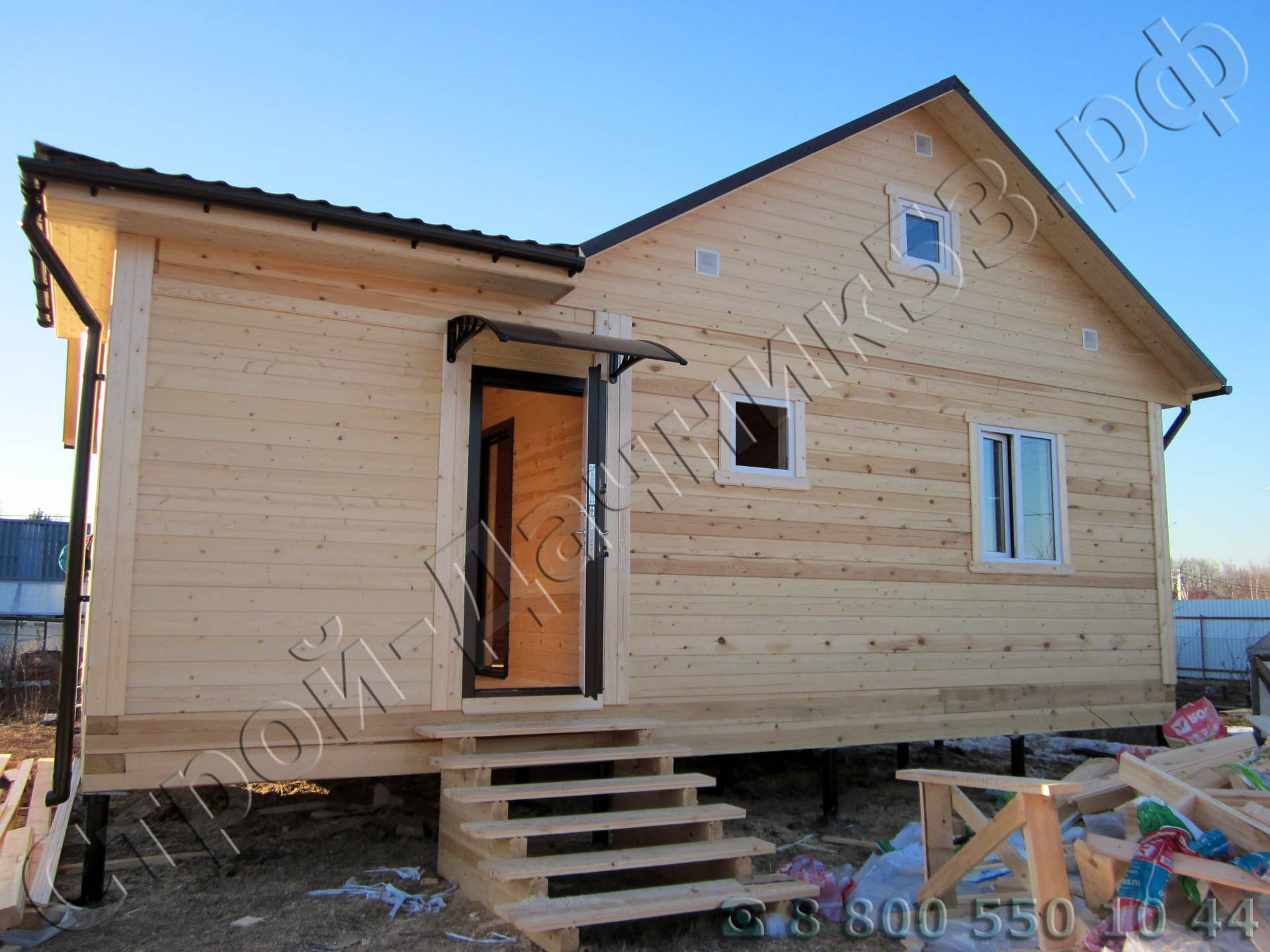 Фасад, установлена металлическая дверь (Россия) с навесным козырьком