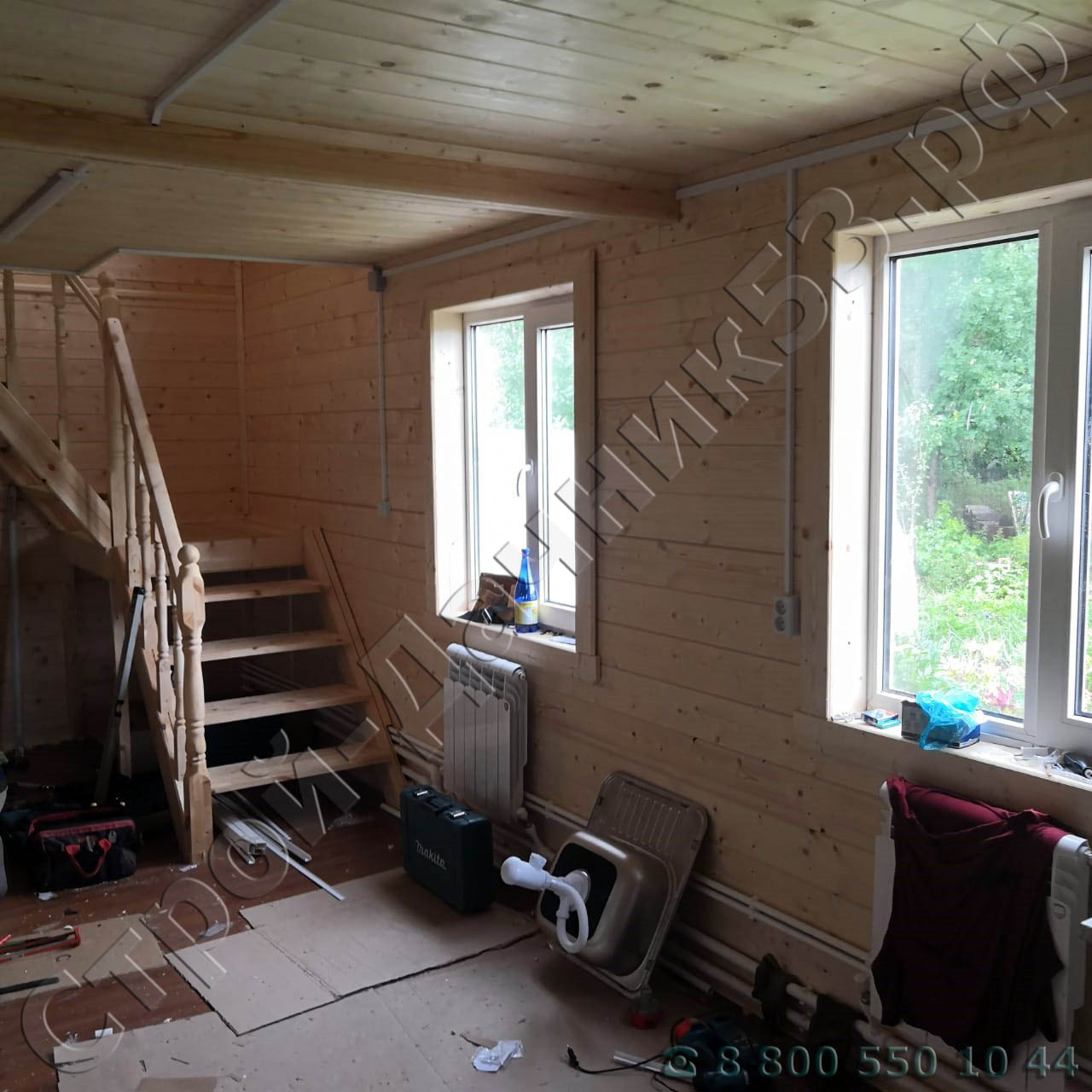 Внутренняя отделка гостинной, установлена поворотная лестница на второй этаж