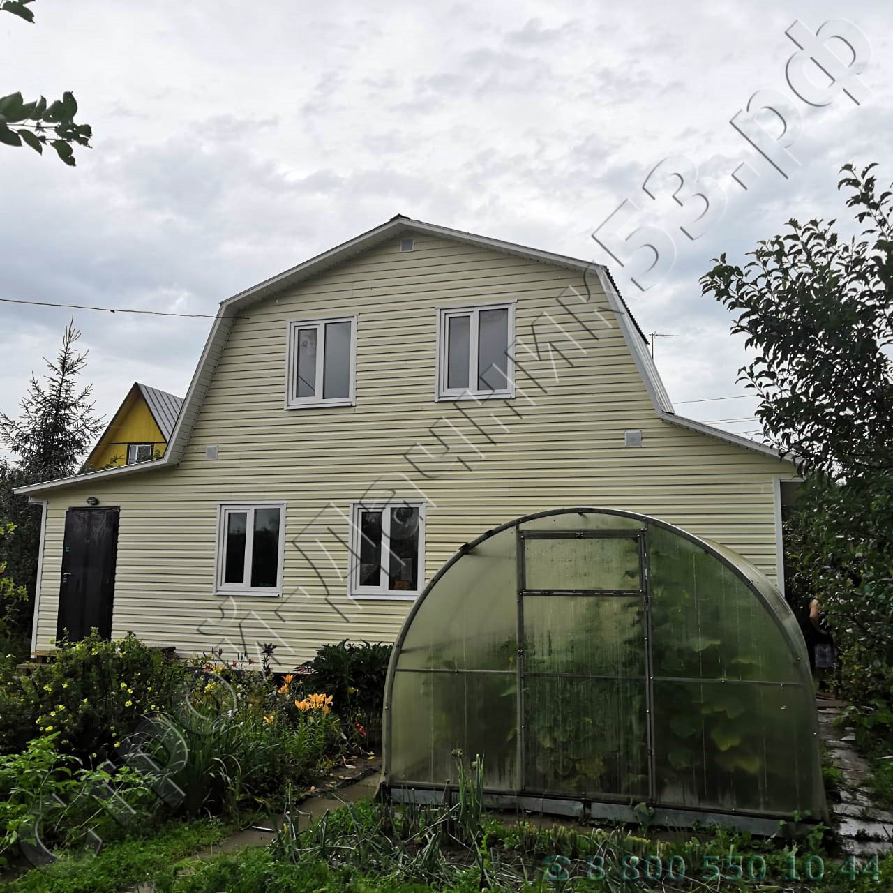 Со стороны фасада пристройки в помещениях установлены металлопластиковые окна