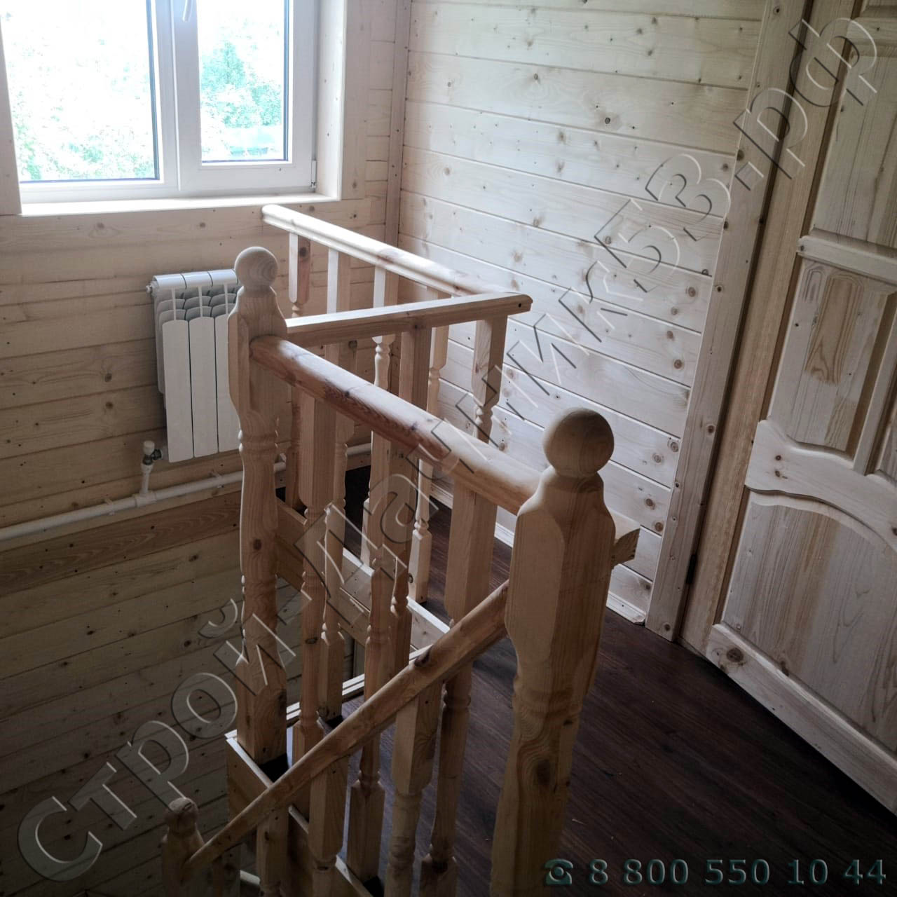 Холл второго этажа с установленной лестницей. Установлены радиаторы отопления