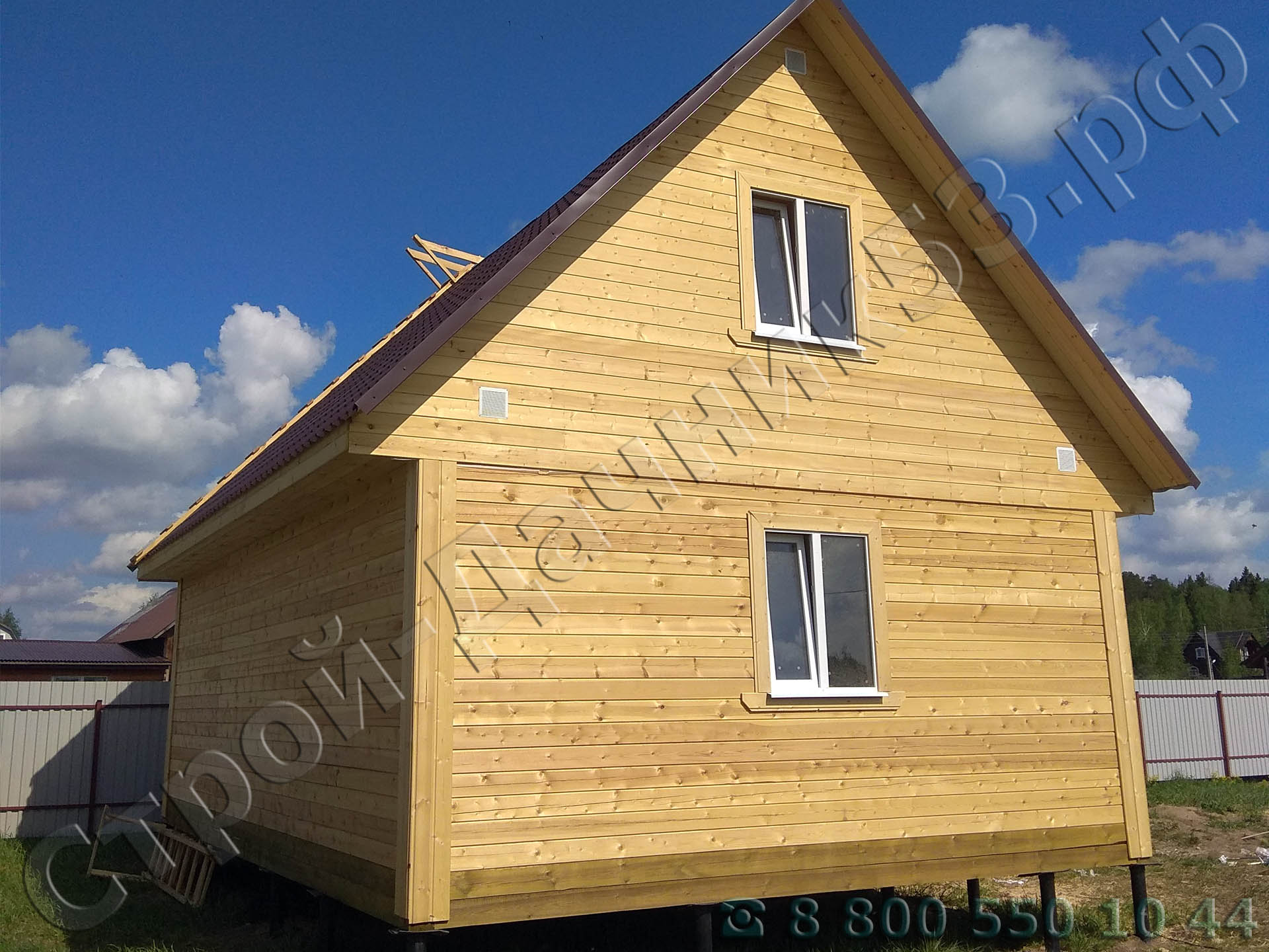 Вид дома со стороны фронтона для симметрии сруба с фронтонами отделка фронтонов была выполнена из имитации бруса