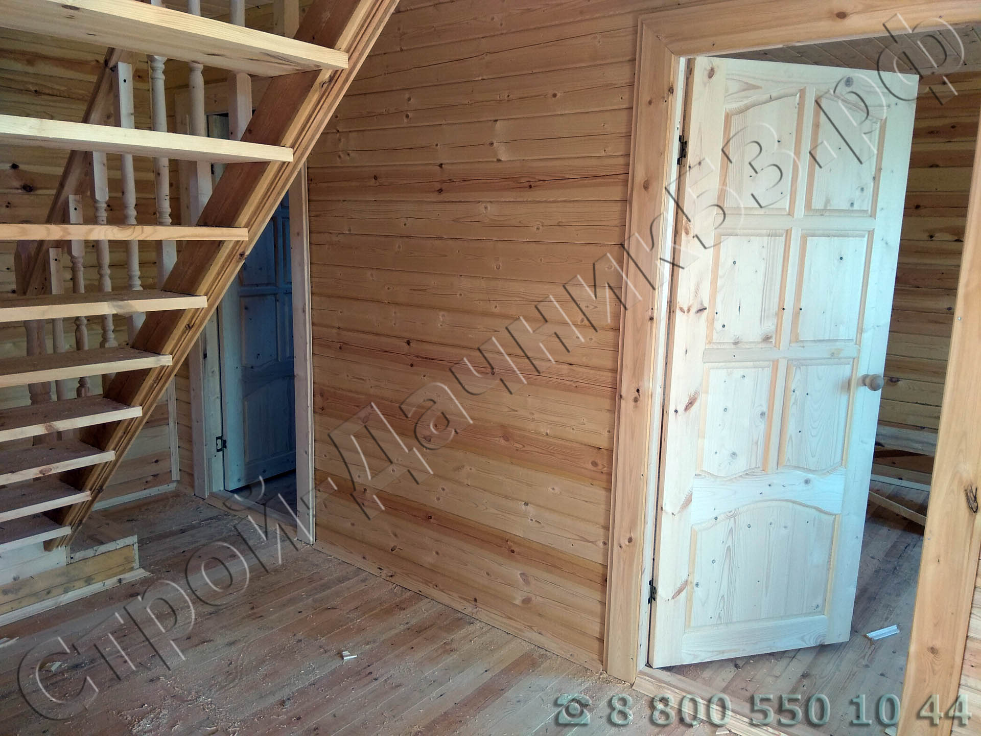 Гостинная лестница установлена с подиумом для удобного захода в данном проекте