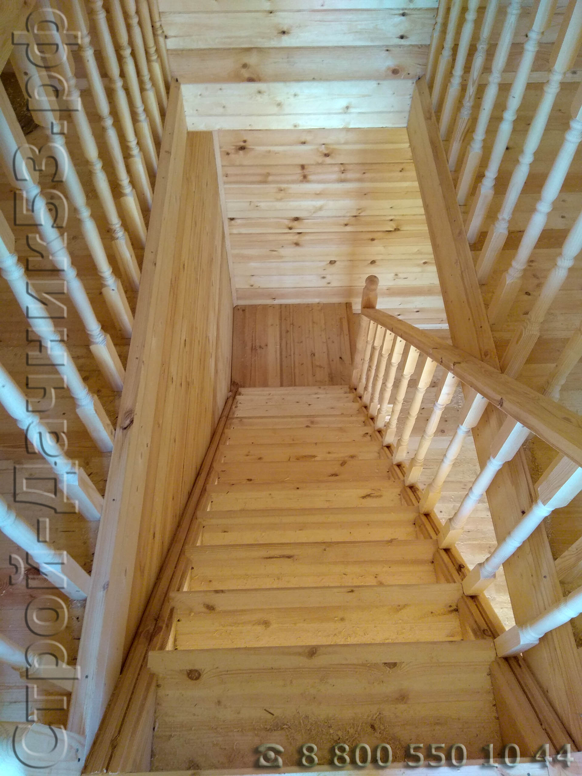 Лестница, на втором этаже выполнены ограждения из точеных балясин