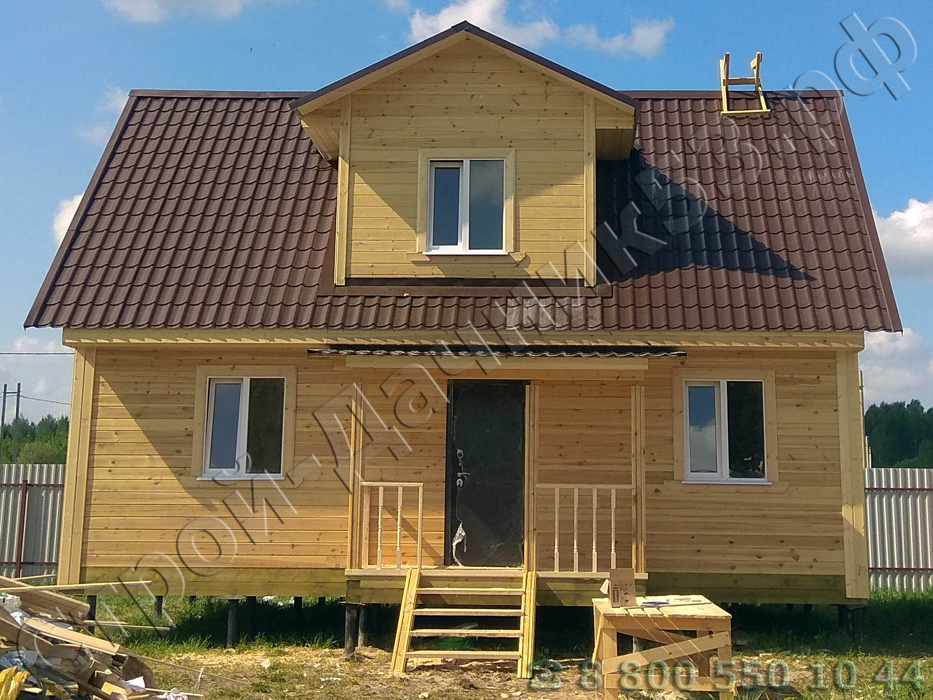 Фасад на мансардном этаже в крыше установлена кукушка для дополнительного света на втором этаже в комнате